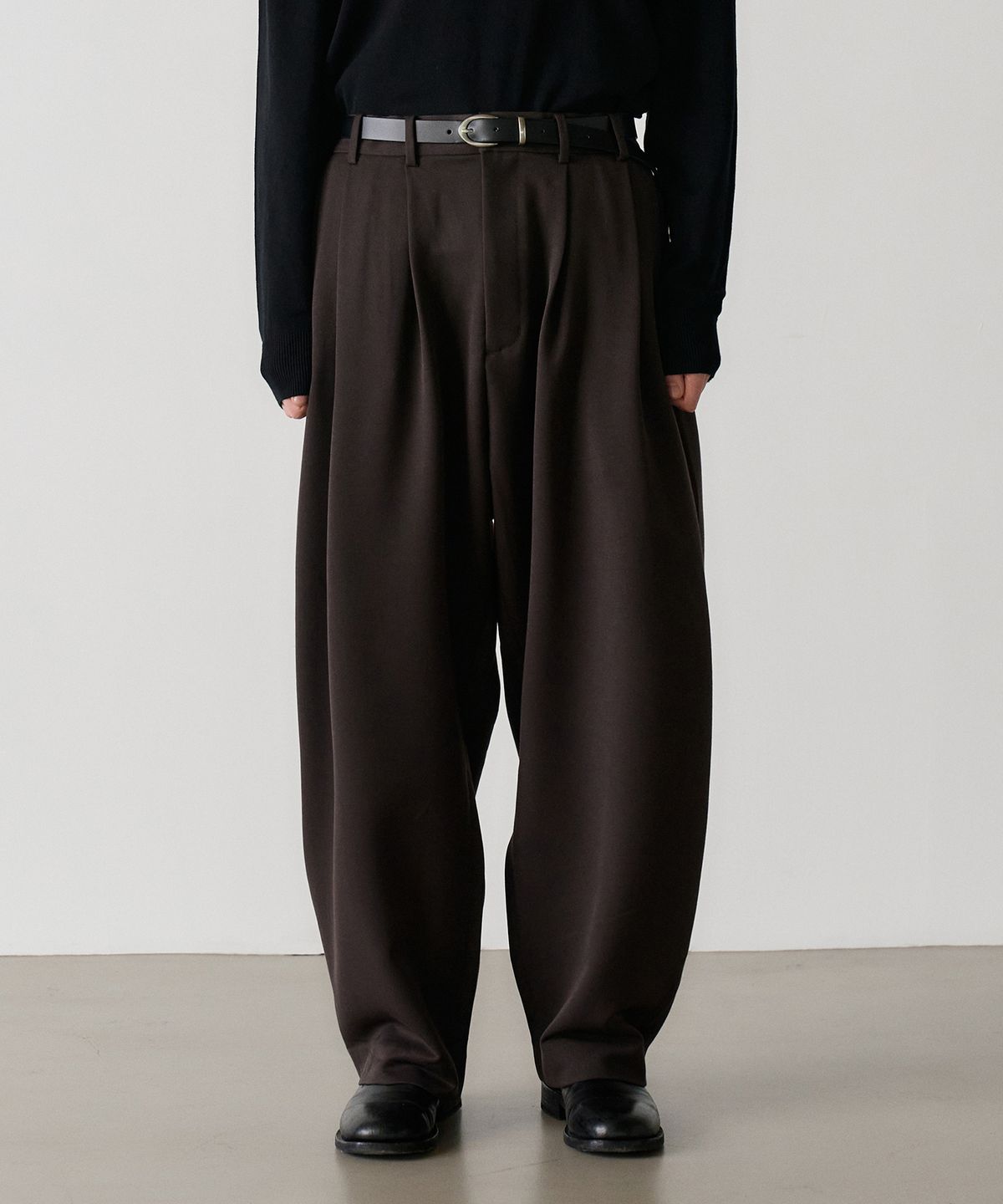 노운(NOUN) wide tapered pants (dark brown)