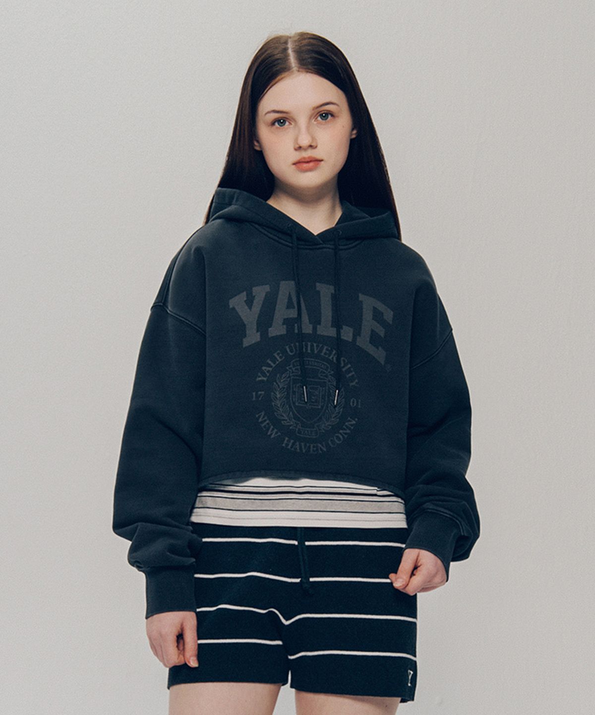 예일(YALE) 우먼즈 아치로고 피그먼트 크롭 후드_차콜