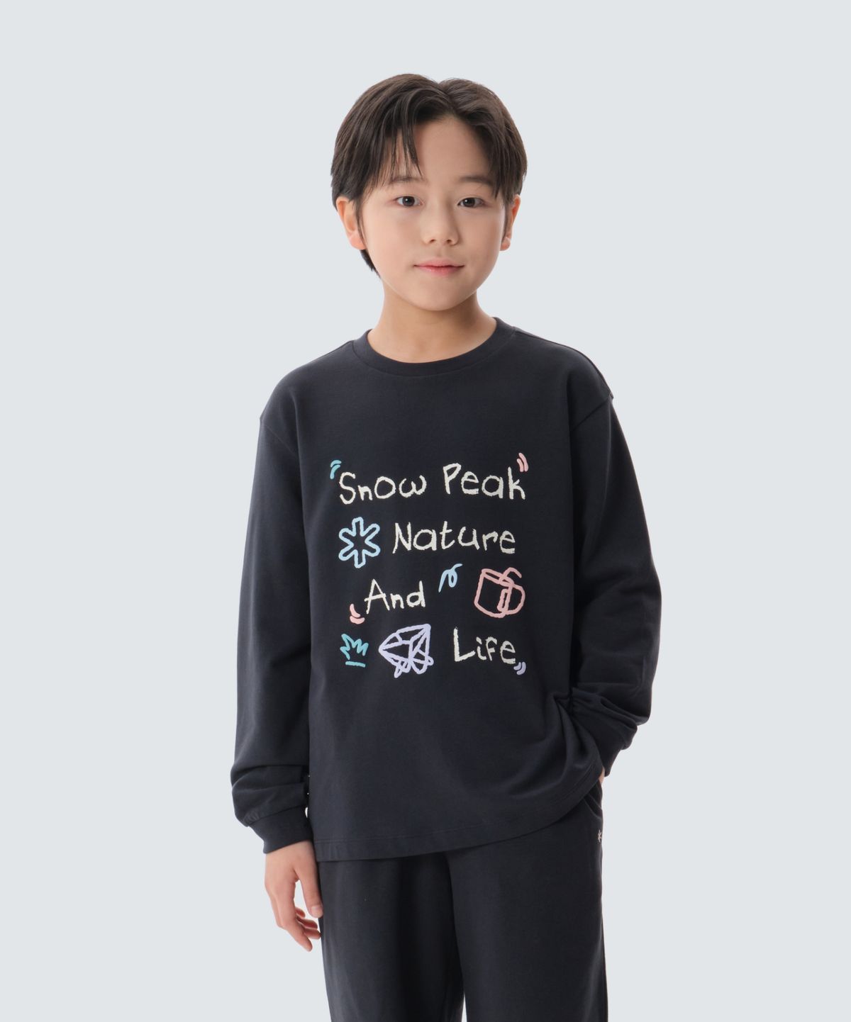 스노우피크 어패럴 키즈(SNOWPEAK APPAREL KIDS) 키즈 두들 그래픽 긴팔 티셔츠 (S25SKFTL80) Dark Charcoal