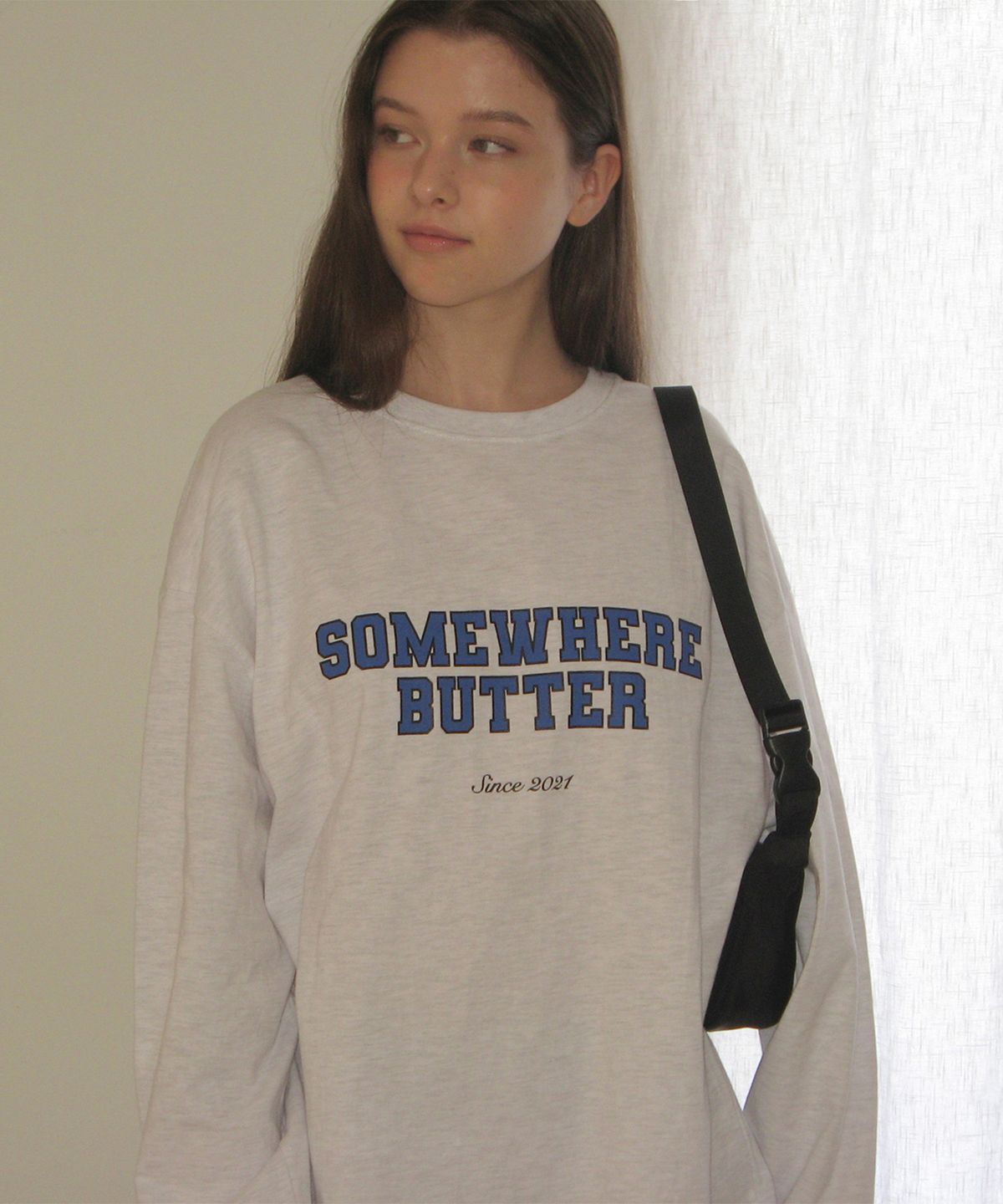 썸웨어버터(SOMEWHEREBUTTER) Campus Logo Long Top - White Melange