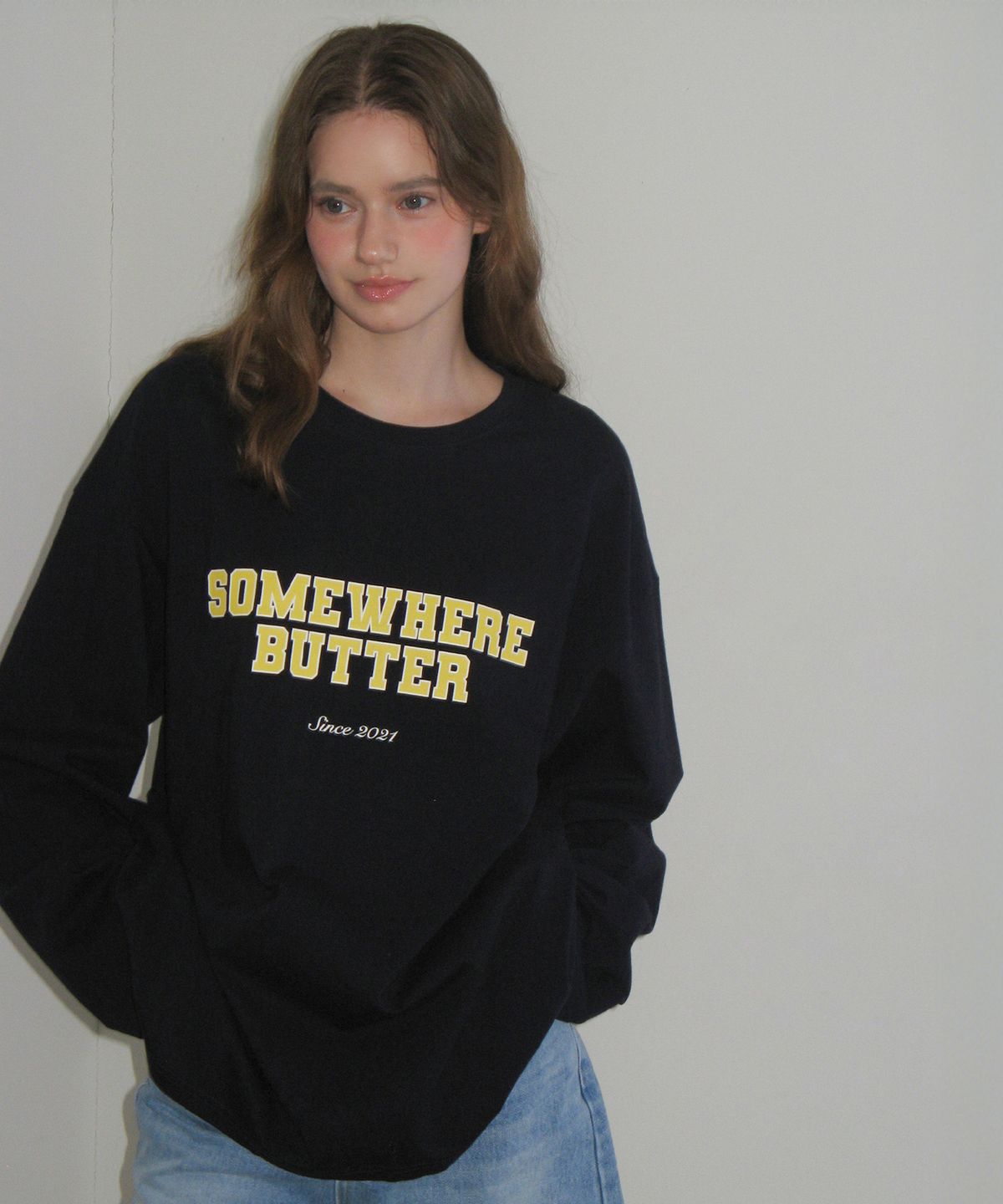 썸웨어버터(SOMEWHEREBUTTER) Campus Logo Long Top - Navy