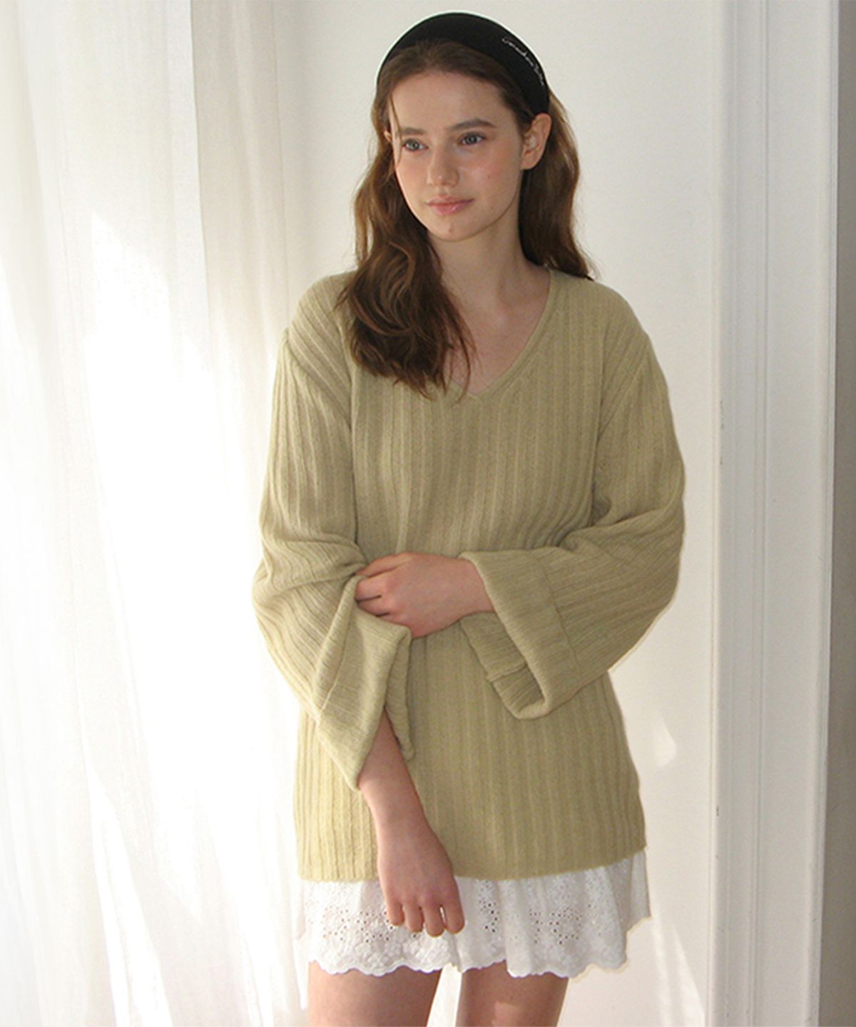 썸웨어버터(SOMEWHEREBUTTER) Veggie V-Neck Knit - Butter