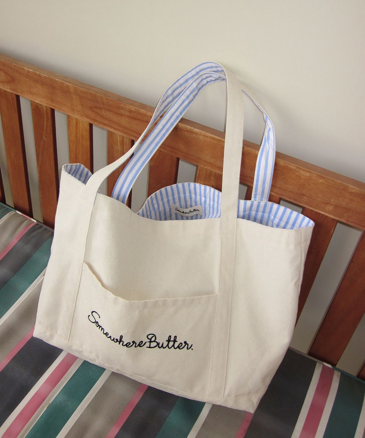썸웨어버터(SOMEWHEREBUTTER) Letter Reversible Bag - Ivory