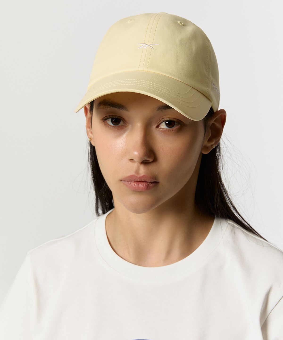 리복(REEBOK) 싱글 벡터 로고 볼캡 - 버터