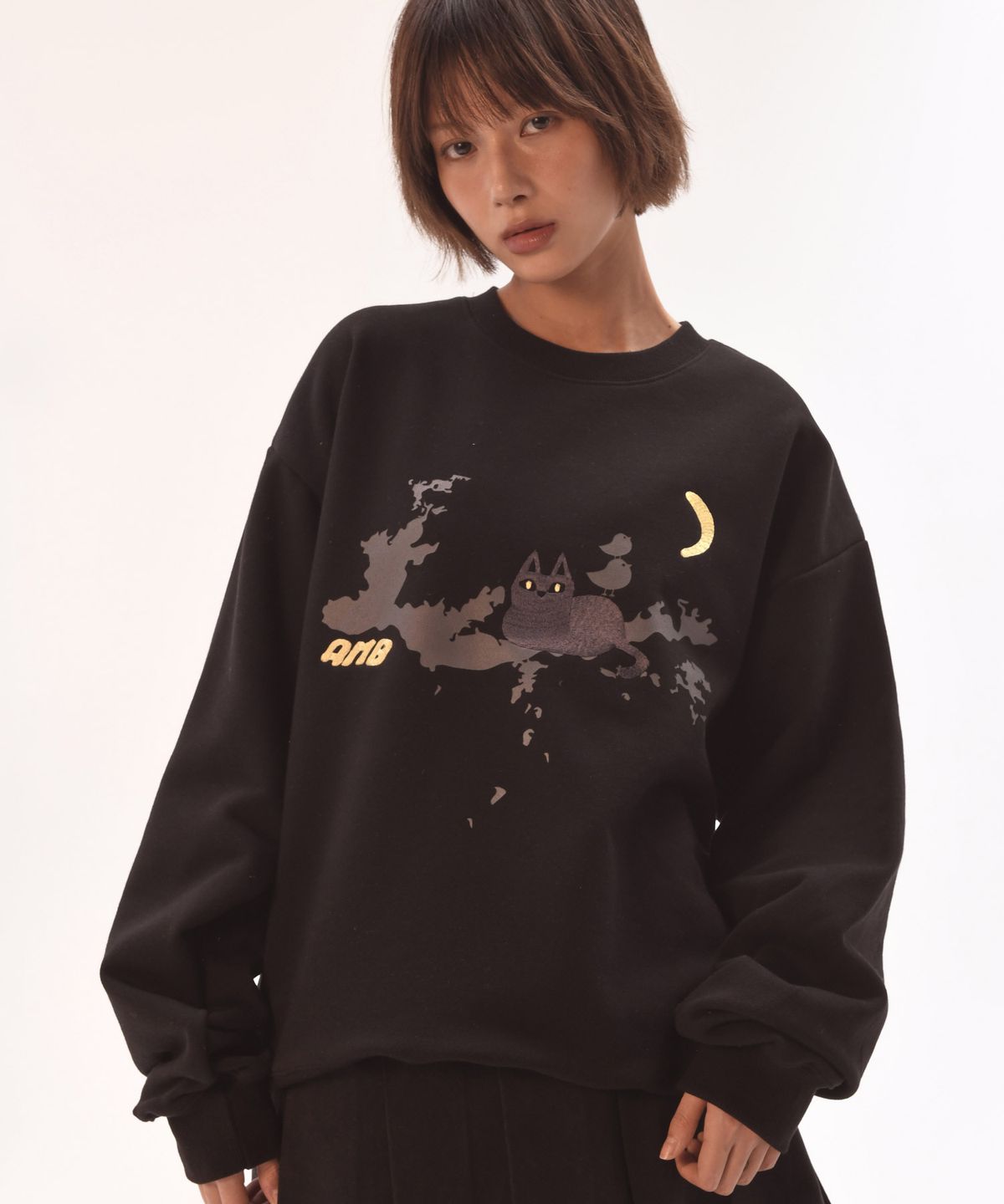 엠블러(AMBLER) Forest cat 자수 맨투맨 티셔츠 AMM1303 (블랙)