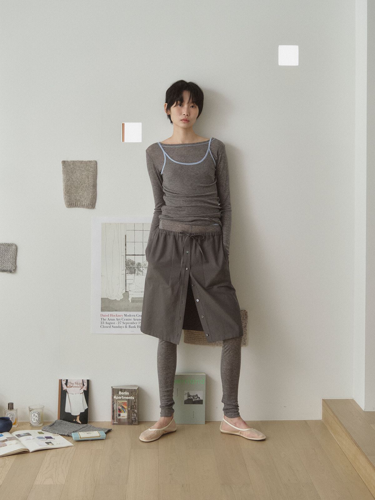 리플레인(REPLAIN) BUTTON FRONT MIDI SKIRT_CHARCOAL