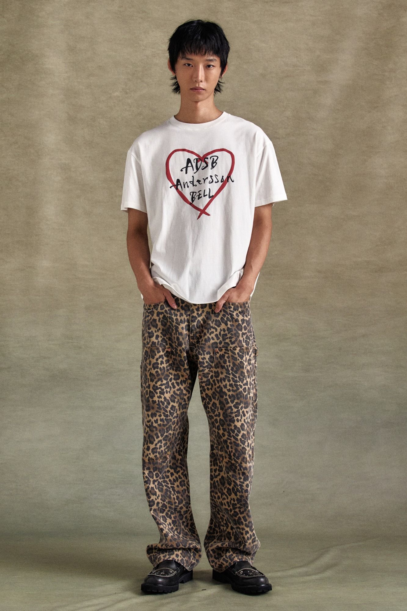 【ANDERSSON BELL】 UNISEX HEART KELLY LOGO T-SHIRTS WHITE Andersson Bell Heart Kelly Logo T-Shirt | Off White | SVD