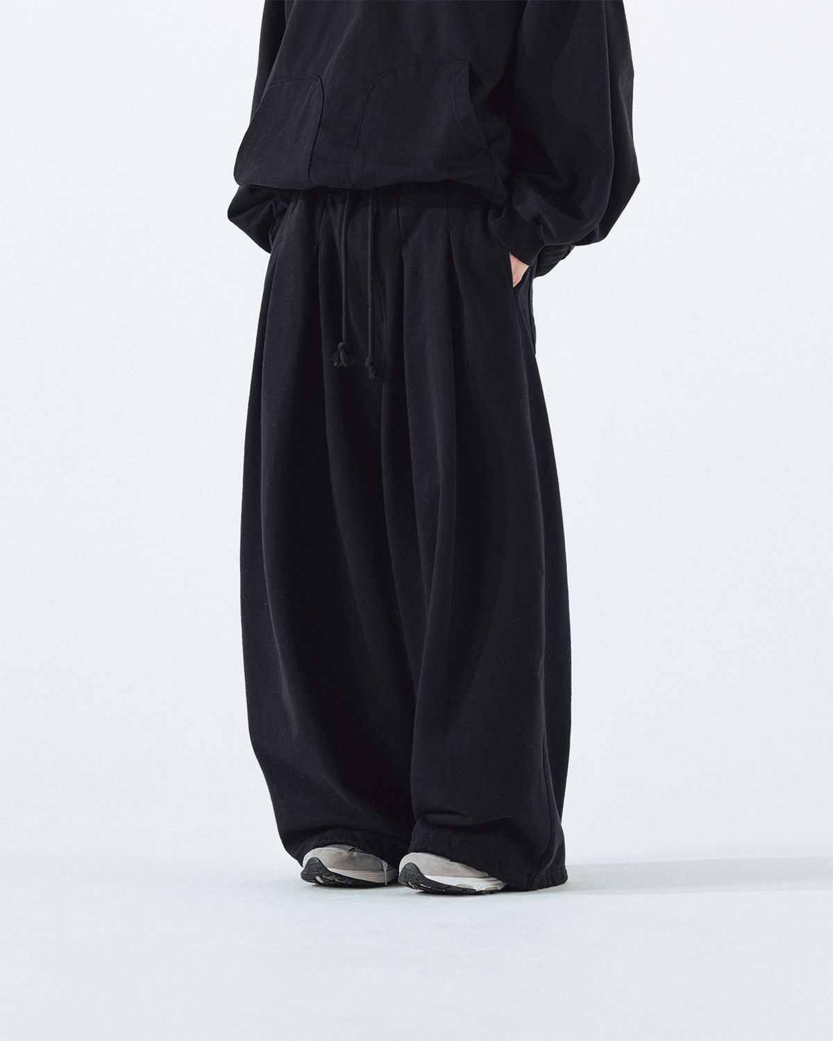 MUSINSA | ANGLAN Double Valley Tuck Sweat Pants - Black