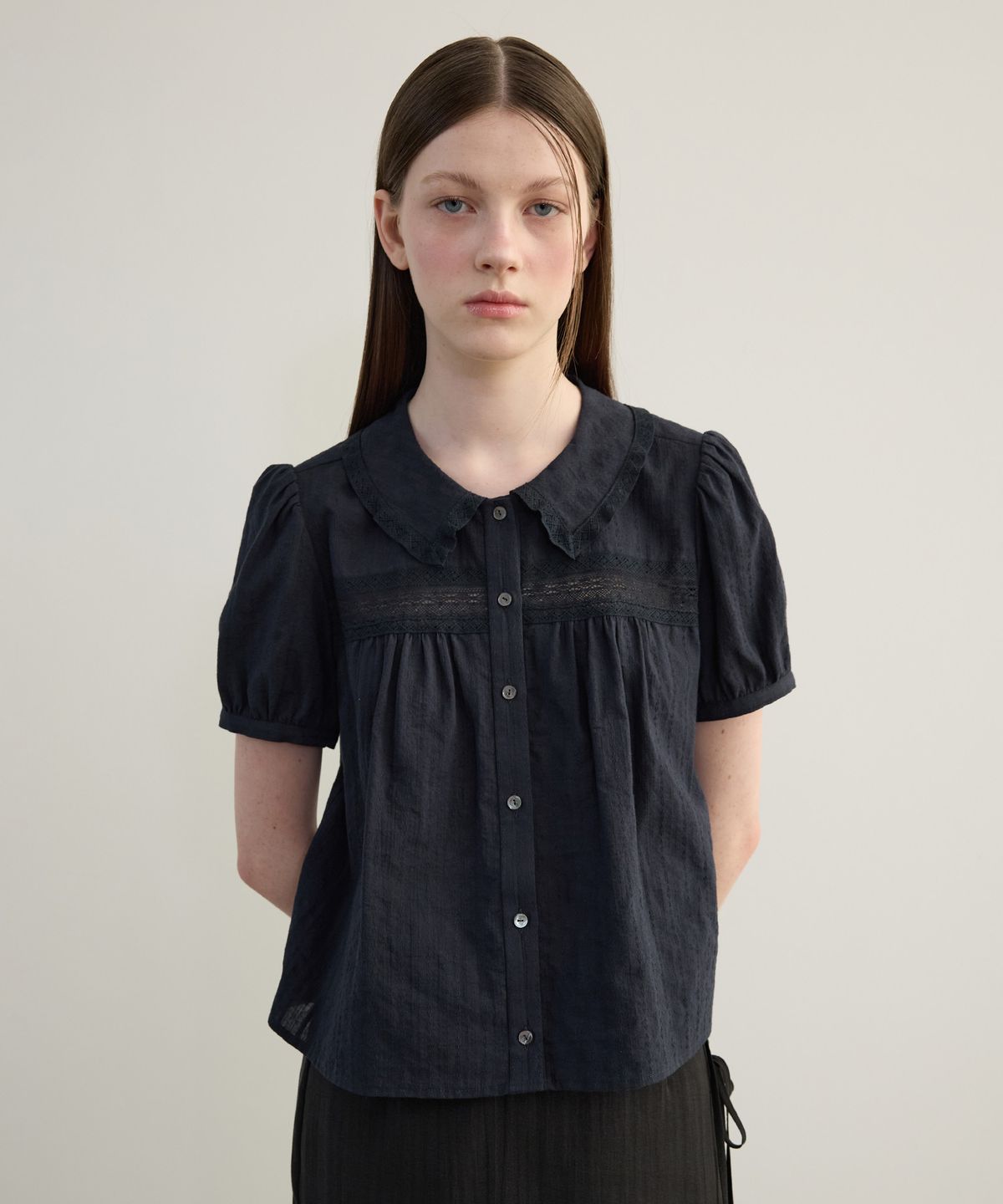 튜드먼트(TTUDEMENT) PUFF SLEEVE LACE BLOUSE NAVY