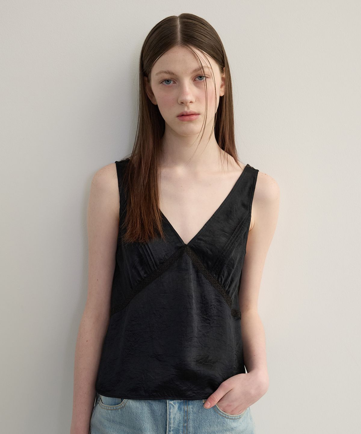 튜드먼트(TTUDEMENT) SATIN SLEEVELESS TOP BLACK