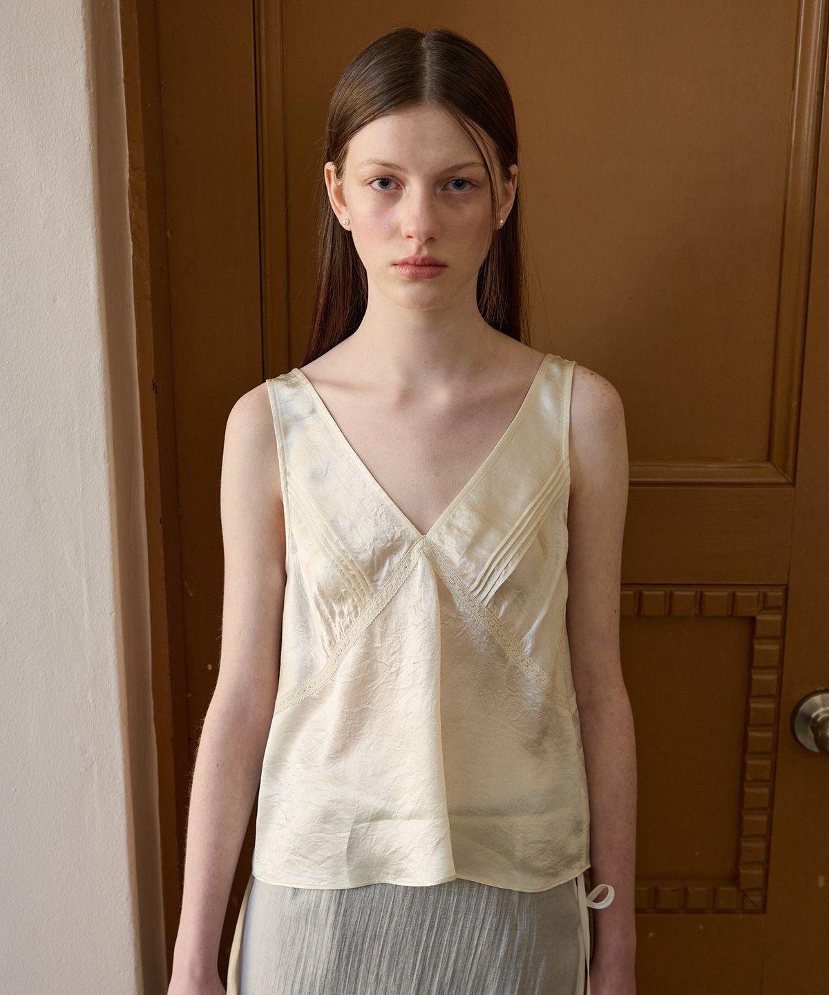 튜드먼트(TTUDEMENT) SATIN SLEEVELESS TOP CREAM