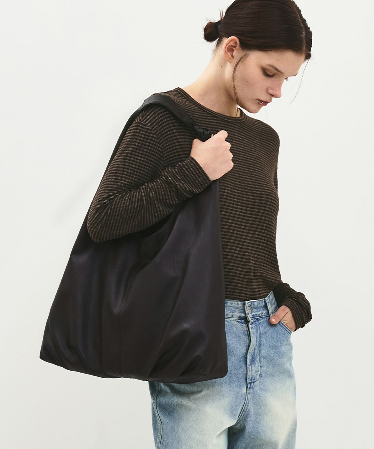 러프사이드 화이트라벨(ROUGH SIDE WHITE LABEL) Clam Bag Dark Brown