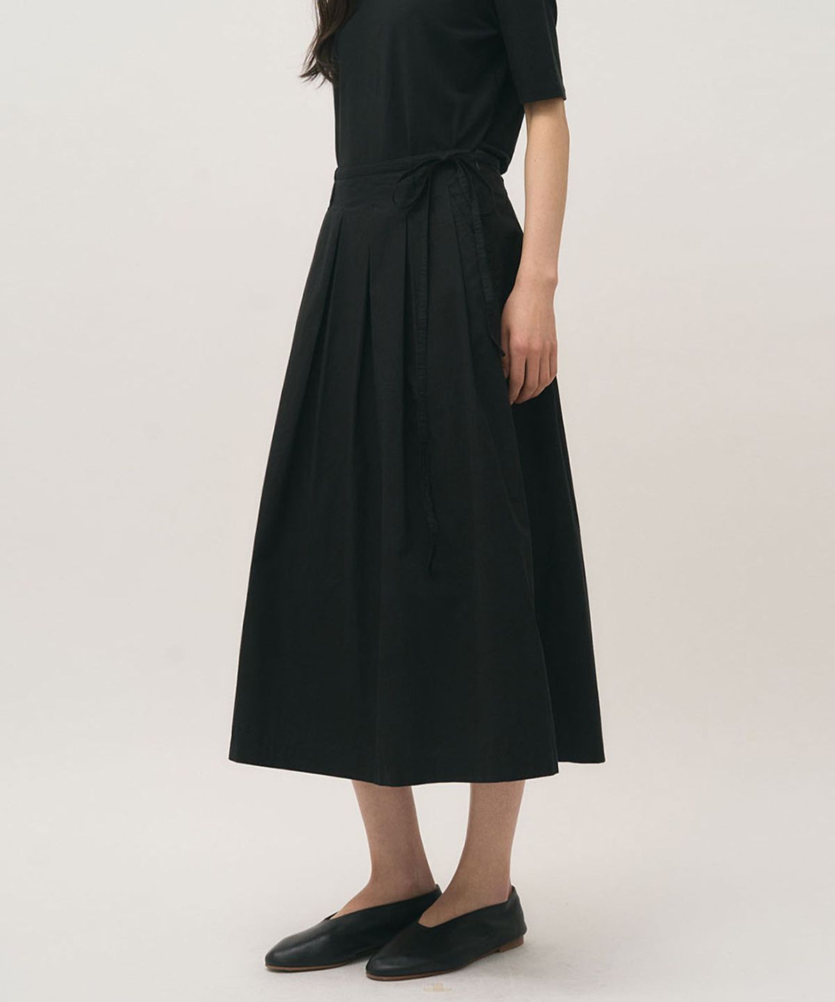러프사이드 화이트라벨(ROUGH SIDE WHITE LABEL) Serene Pleated Skirt Crow