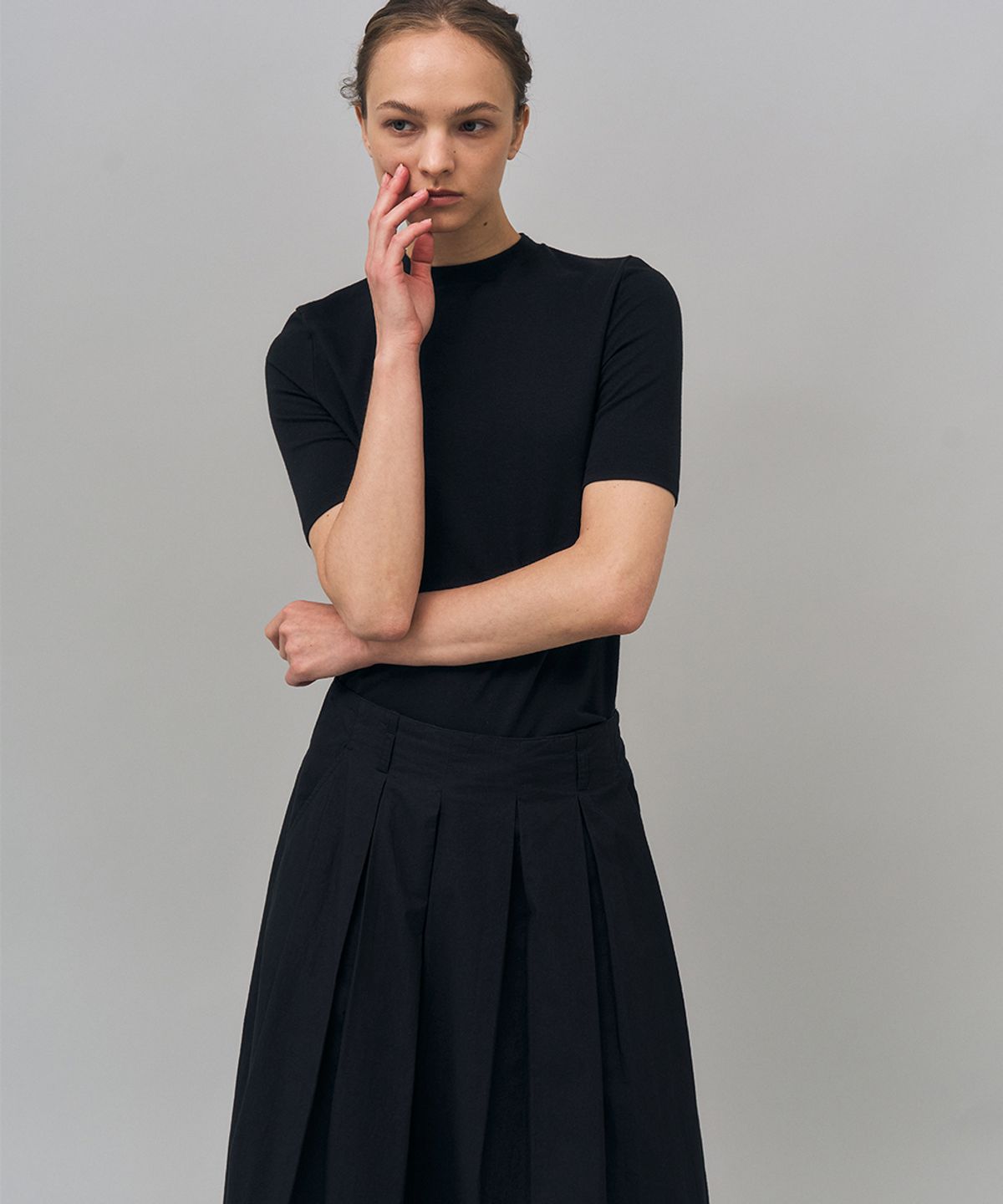러프사이드 화이트라벨(ROUGH SIDE WHITE LABEL) Mock Neck Half T-Shirt Crow