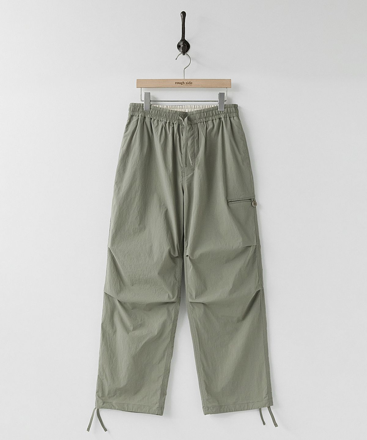 러프사이드(ROUGHSIDE) Easy Para Pants Sage