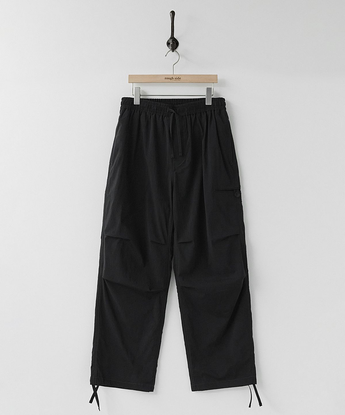 러프사이드(ROUGHSIDE) Easy Para Pants Black