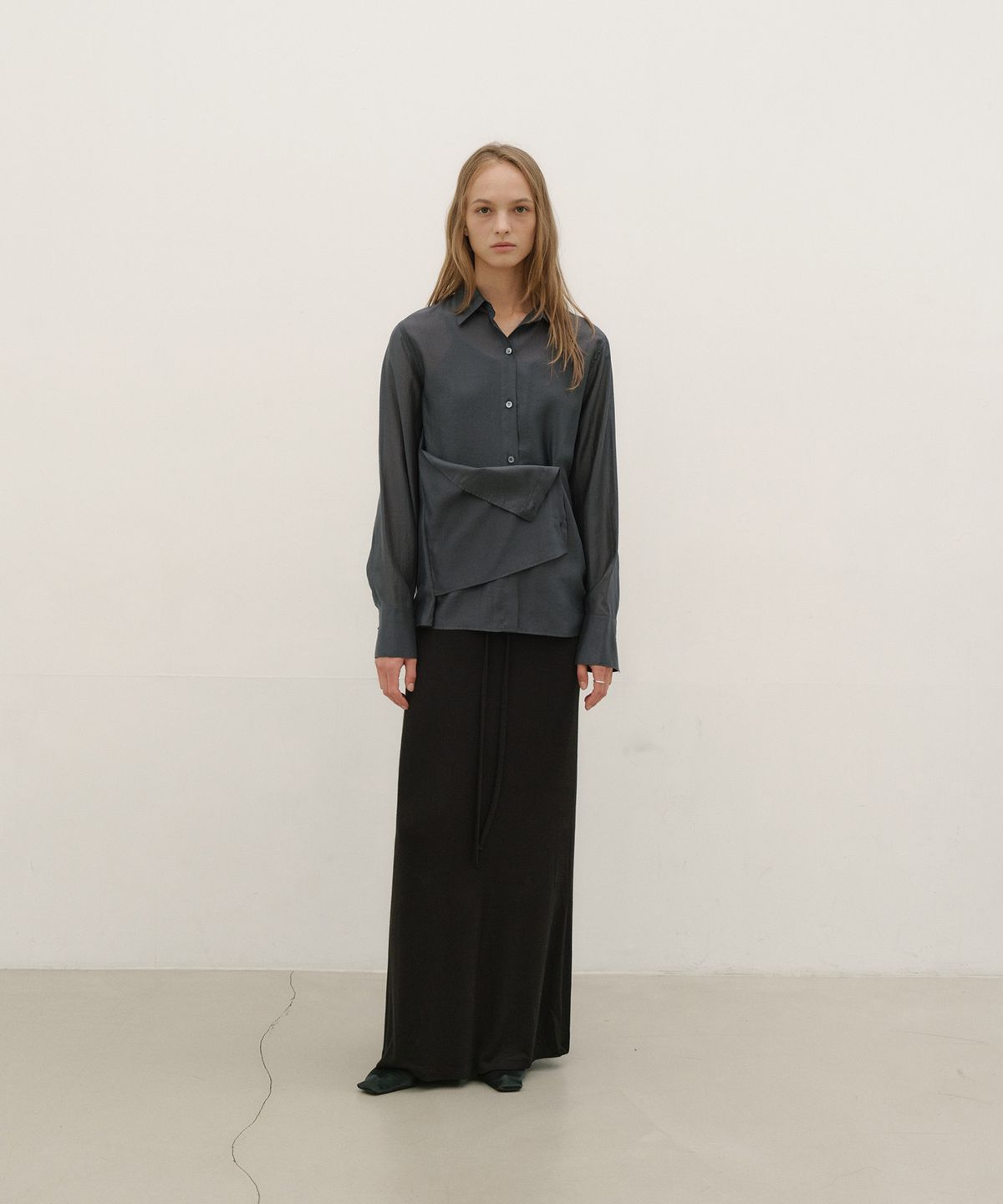 로우타이드(LOW TIDE) SILKY BUTTON WRAP SHIRT [CHARCOAL]