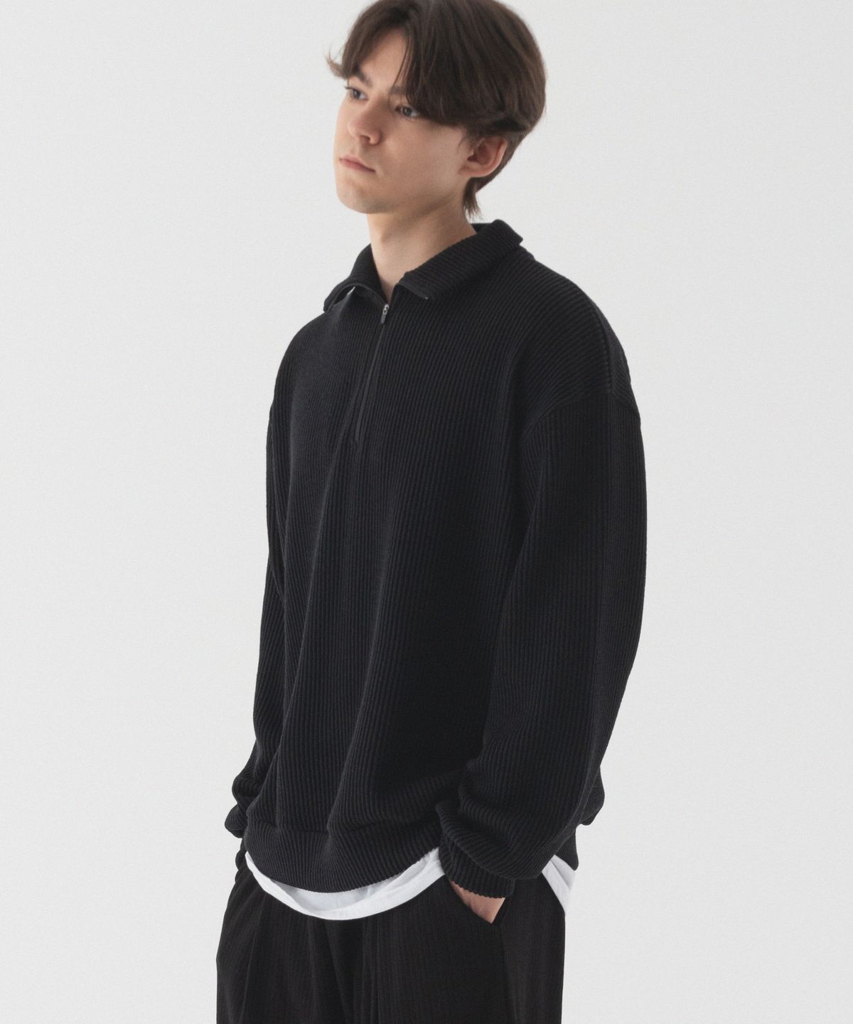 피아네르(PIANER) 컴포터블 오버핏 반집업 카라넥 니트 (블랙)