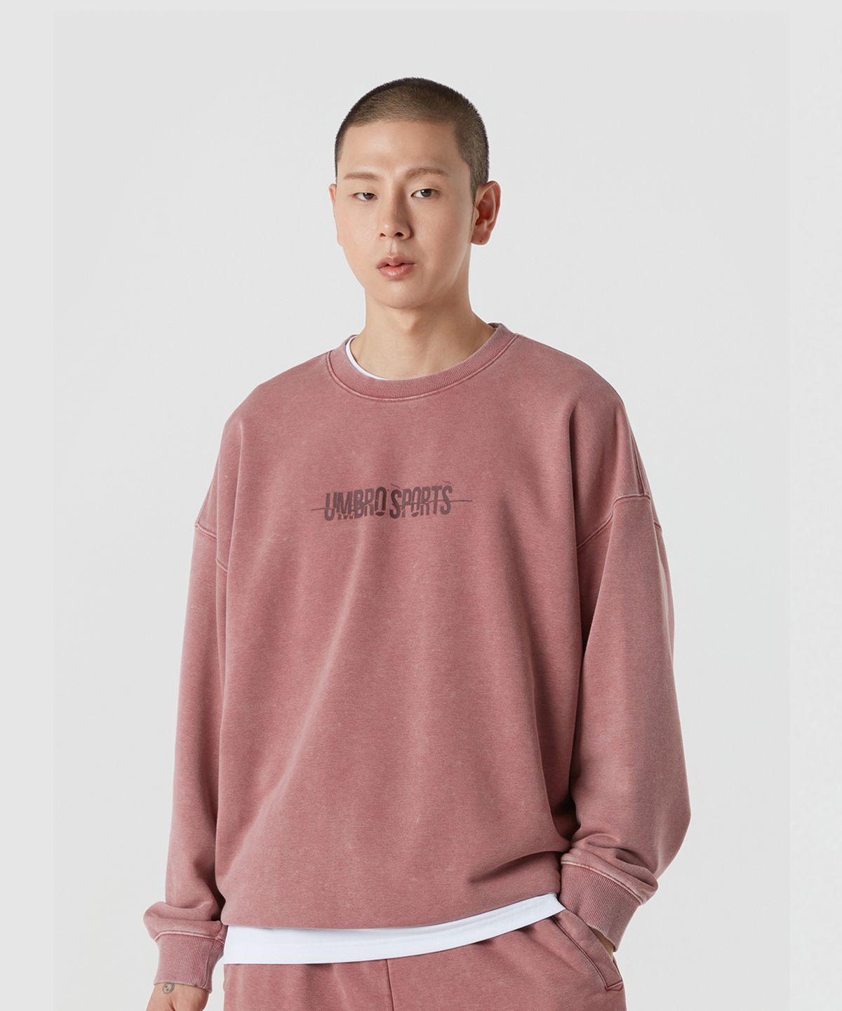 엄브로(UMBRO) 워시드 니트 레터링 맨투맨 핑크(UQ121CFS23)