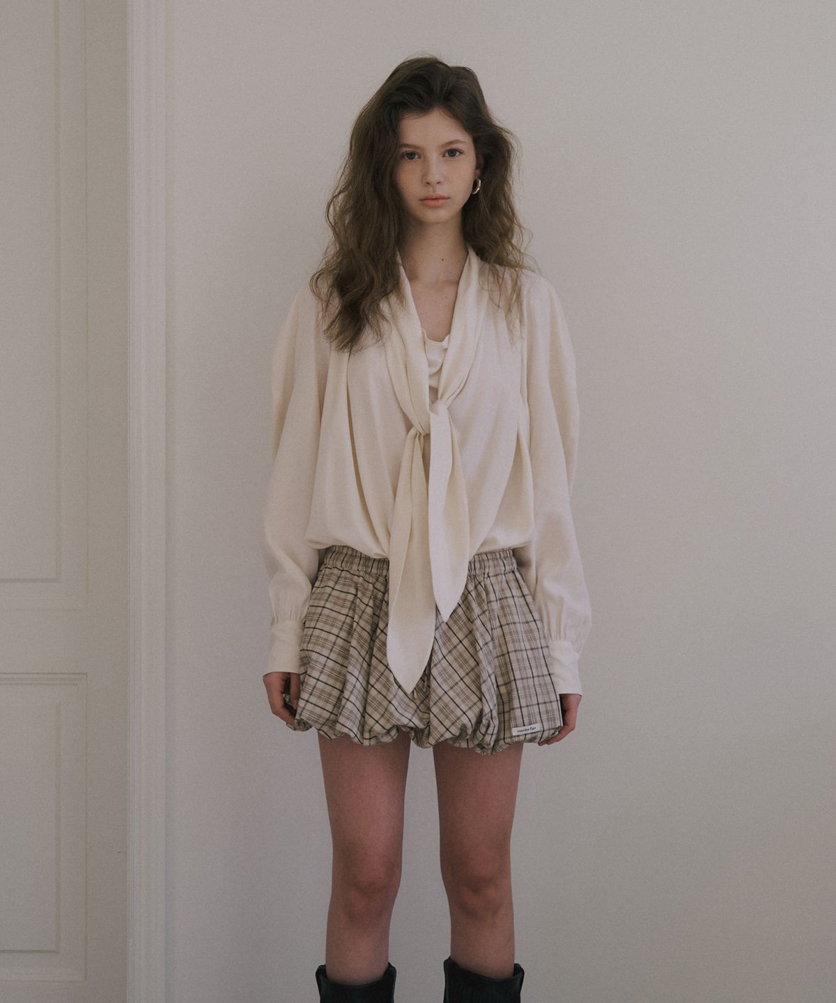 오버듀플레어(OVERDUEFLAIR) COWL TIE BLOUSE_CREAM