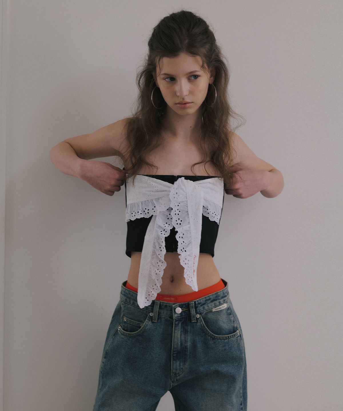 오버듀플레어(OVERDUEFLAIR) COTTON EYELET TUBE TOP_BLACK/WHITE