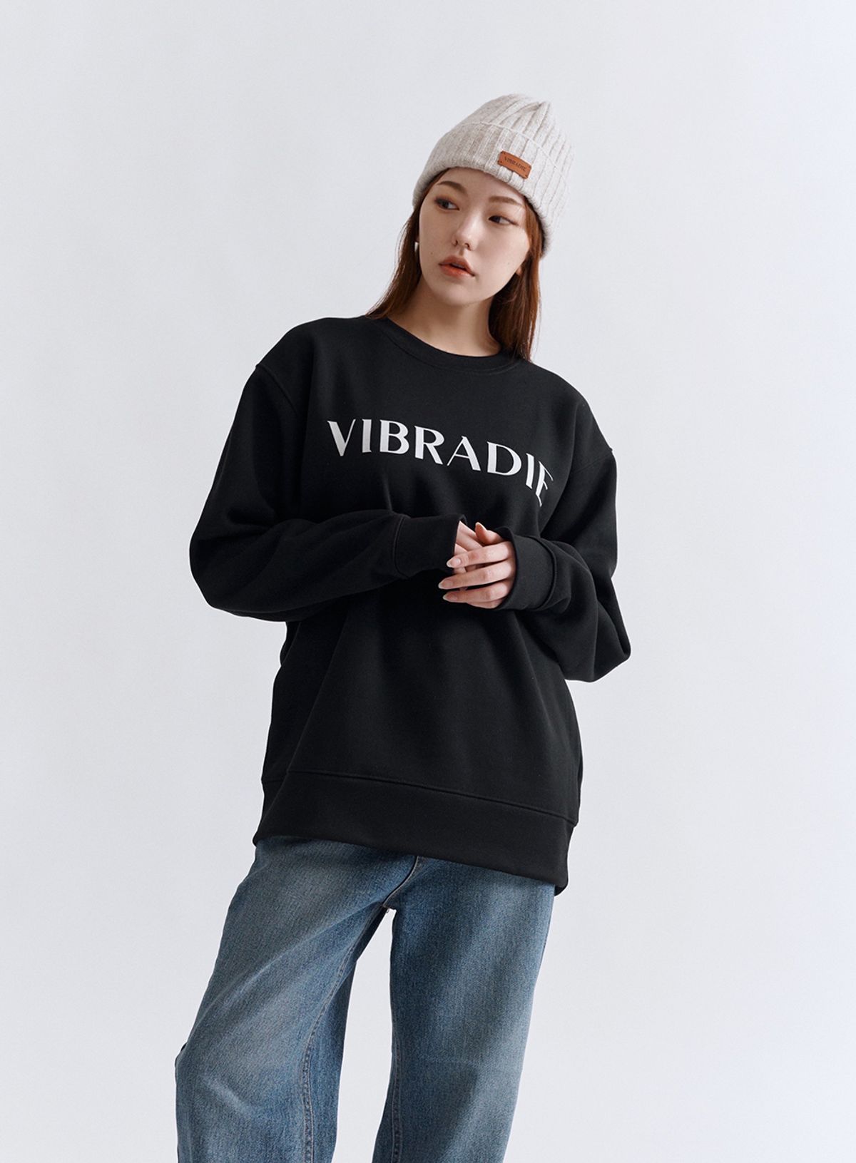 바이브라디(VIBRADIE) VB 여성 로고 블랙 맨투맨