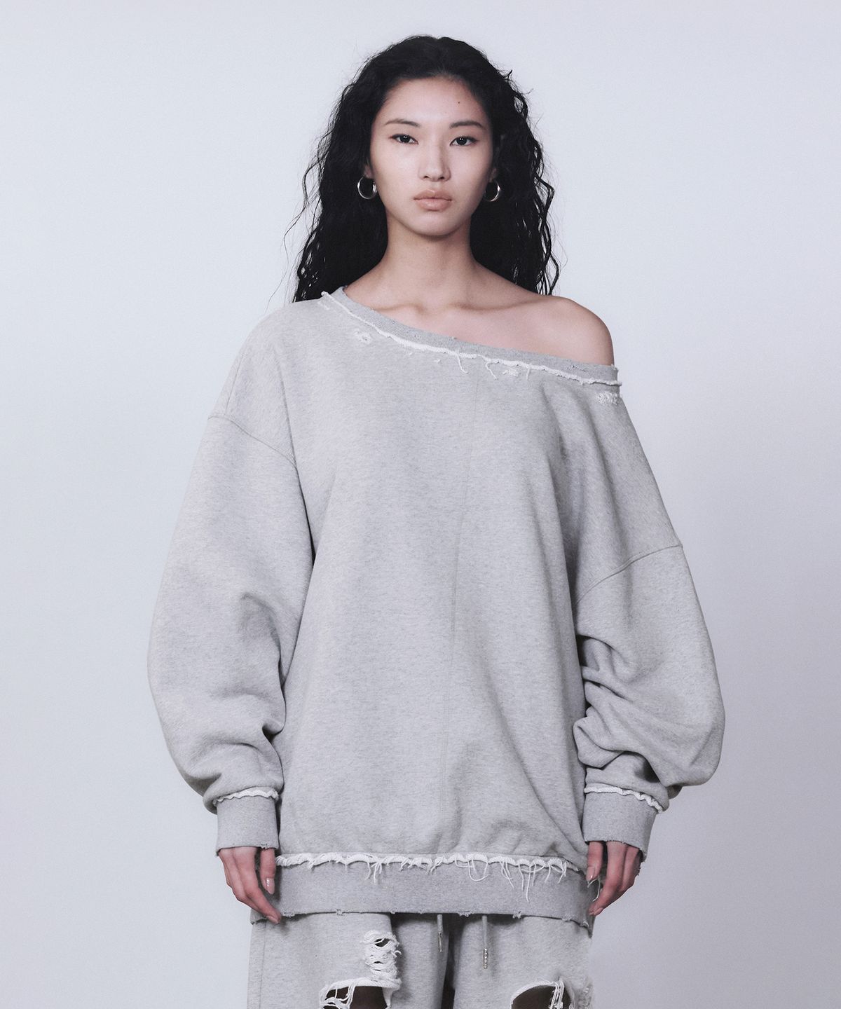 트리밍버드(TREEMINGBIRD) Scratch Damage Boat Neck Sweat Shirt [ Melange Gray ]