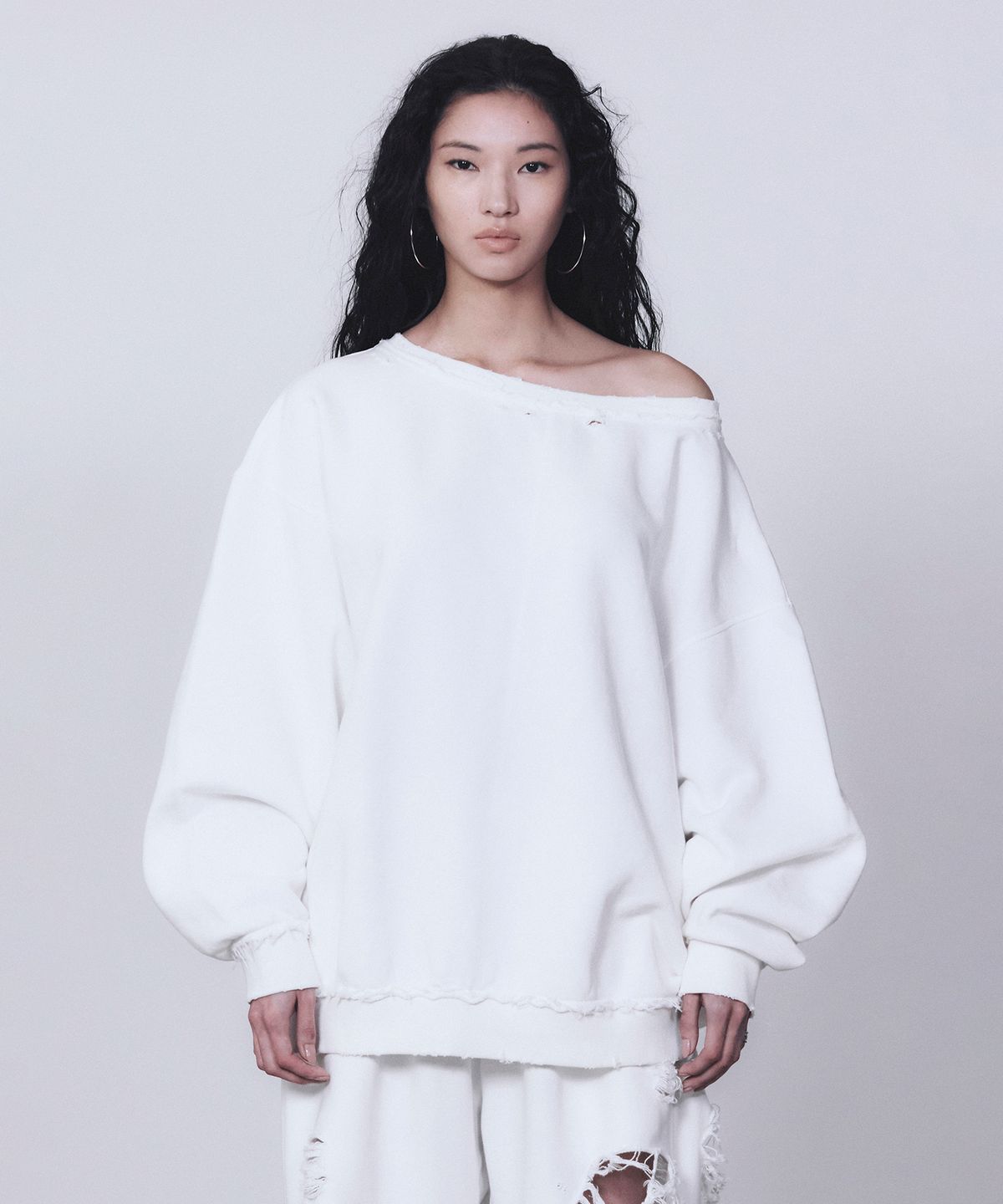 트리밍버드(TREEMINGBIRD) Scratch Damage Boat Neck Sweat Shirt [ White ]