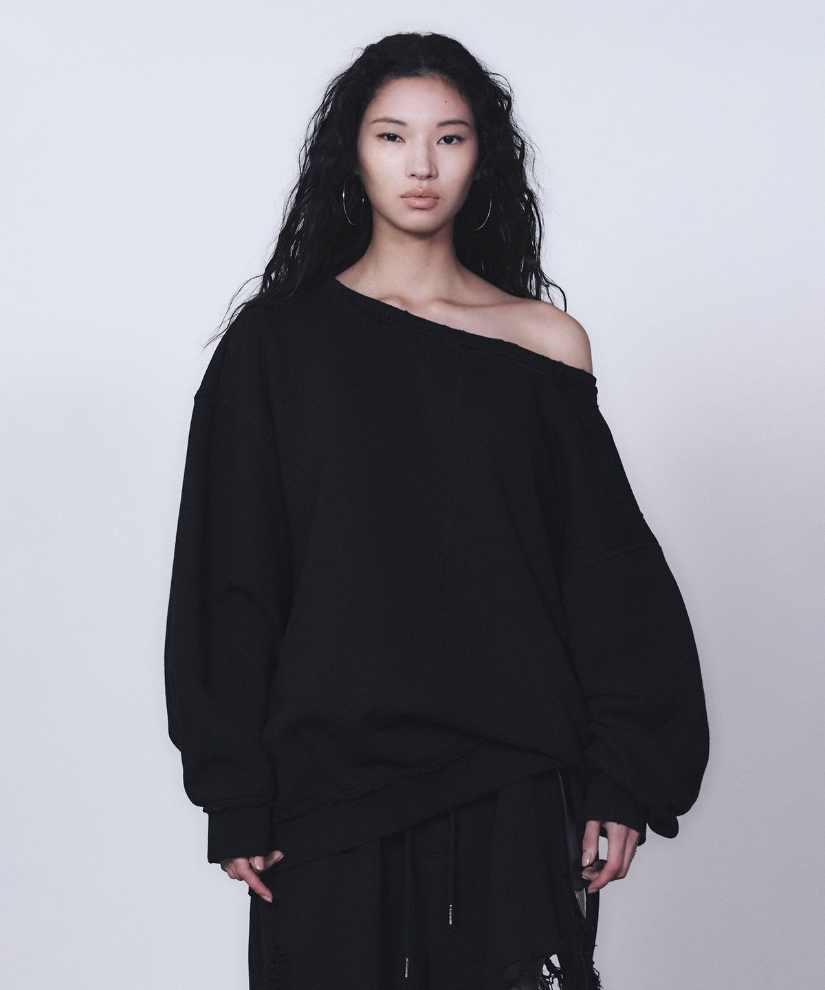 트리밍버드(TREEMINGBIRD) Scratch Damage Boat Neck Sweat Shirt [ Black ]