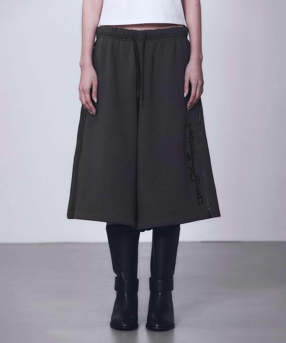 트리밍버드(TREEMINGBIRD) Zipper Finishing Sweat Bermuda Pants [ Charcoal ]