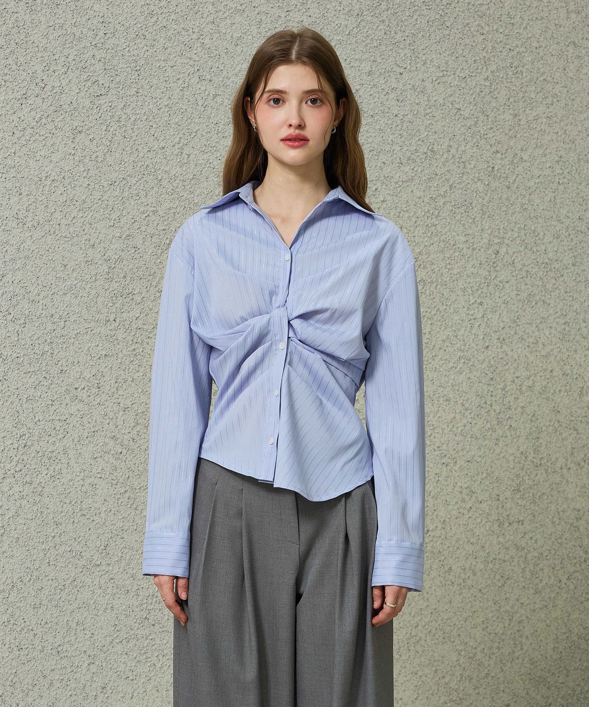 아리킴(ARIKIM) CELINA SLIM FIT STRIPE TWISTED SHIRT / SKY BLUE