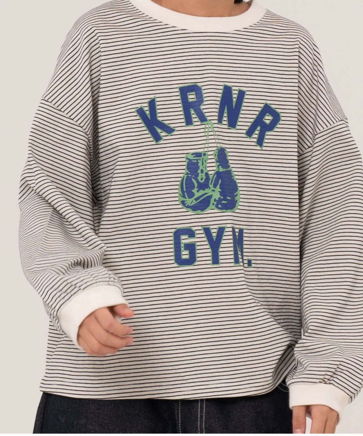 쿠르나르(KRNR) 엔비 박서 스트라이프 와이드핏 긴팔티 아이보리