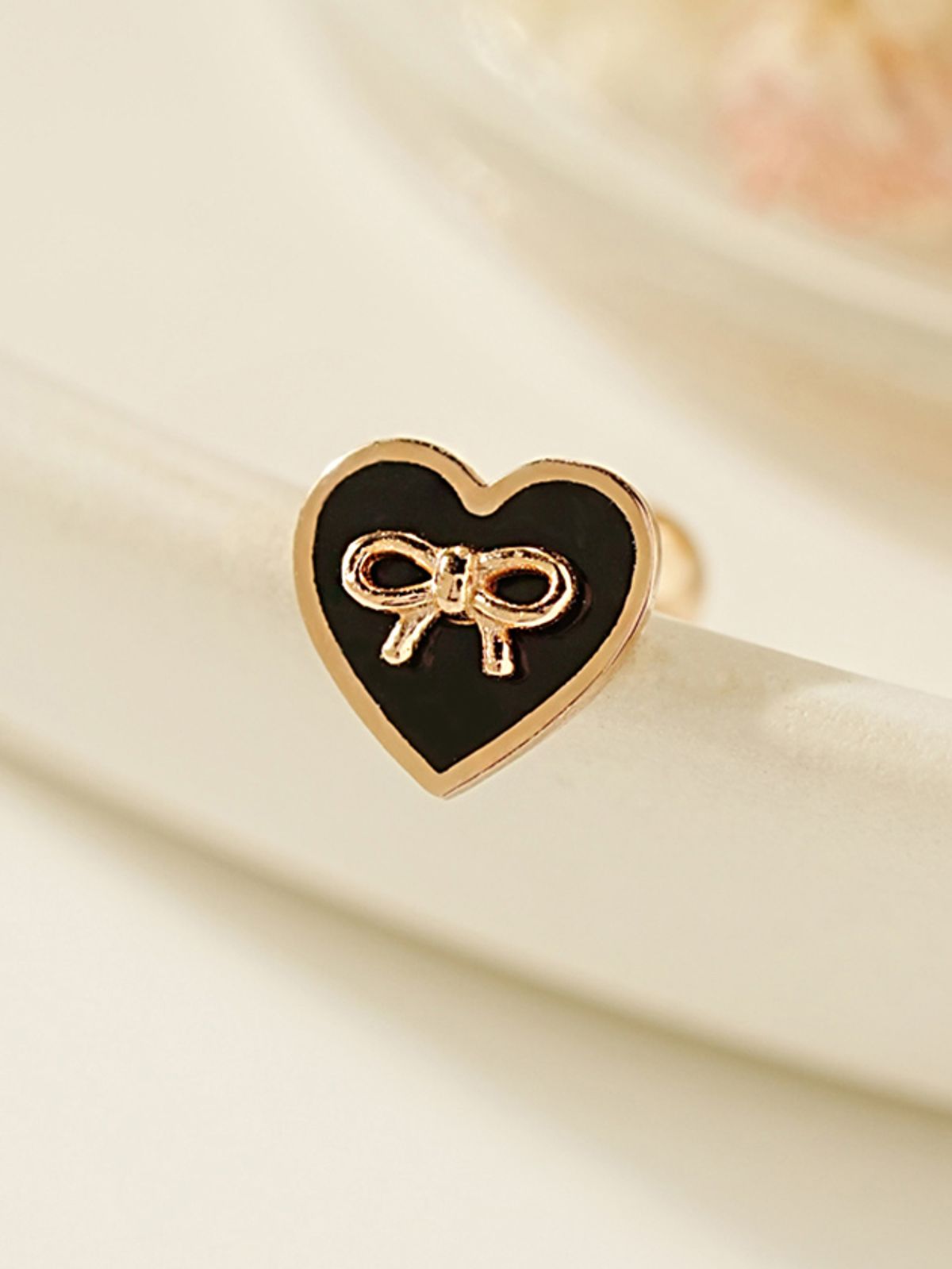 미니멀피어싱(MINIMALPIERCING) 14K 블랙 하트 리본 피어싱 귀걸이