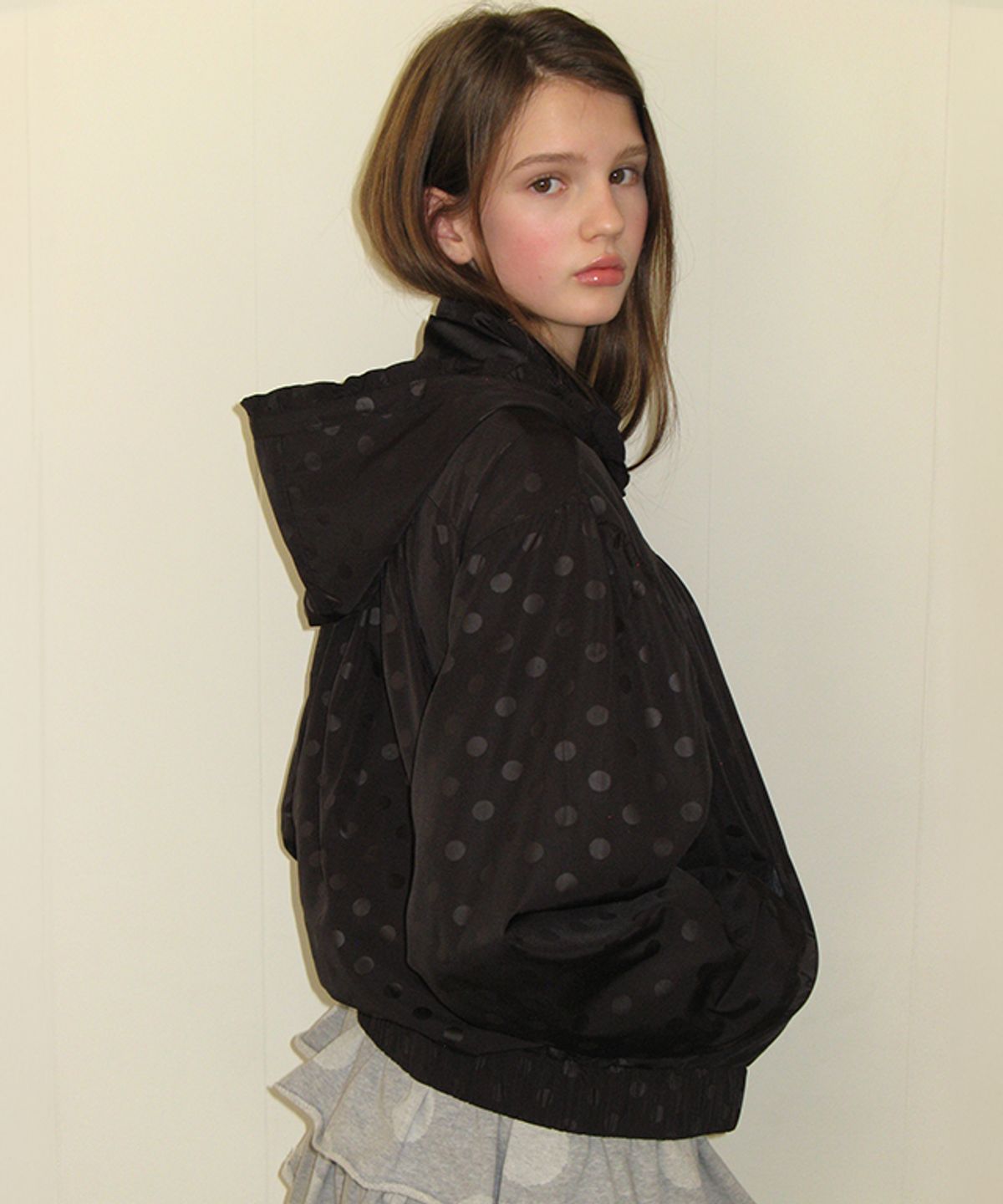 론론(RONRON) DOT PENDANT FRILL HOODIE WIND JUMPER BLACK