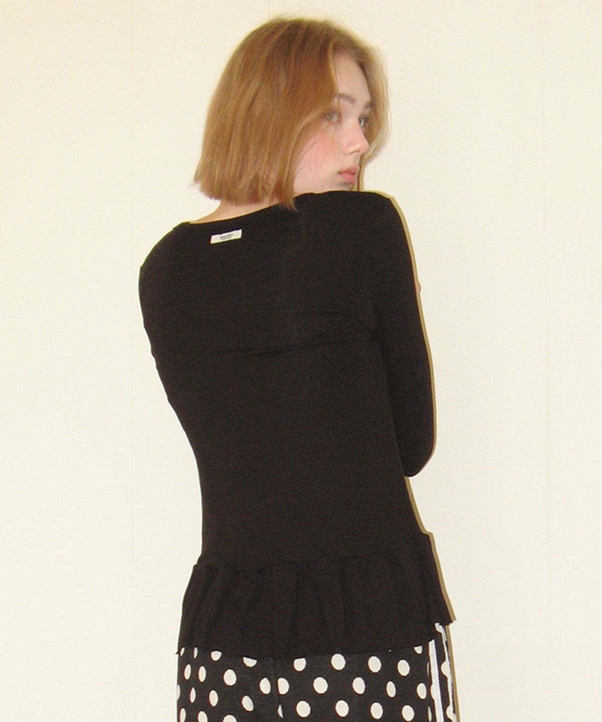 론론(RONRON) PENDANT RUFFLE LAYERED SLIM LONG SLEEVE BLACK