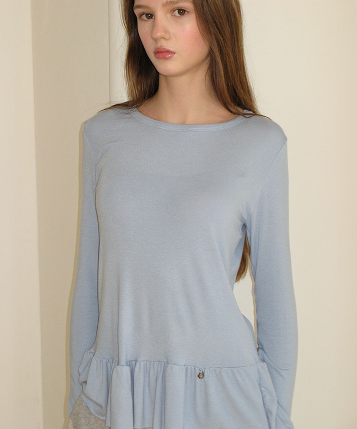 론론(RONRON) PENDANT RUFFLE LAYERED SLIM LONG SLEEVE SKY BLUE