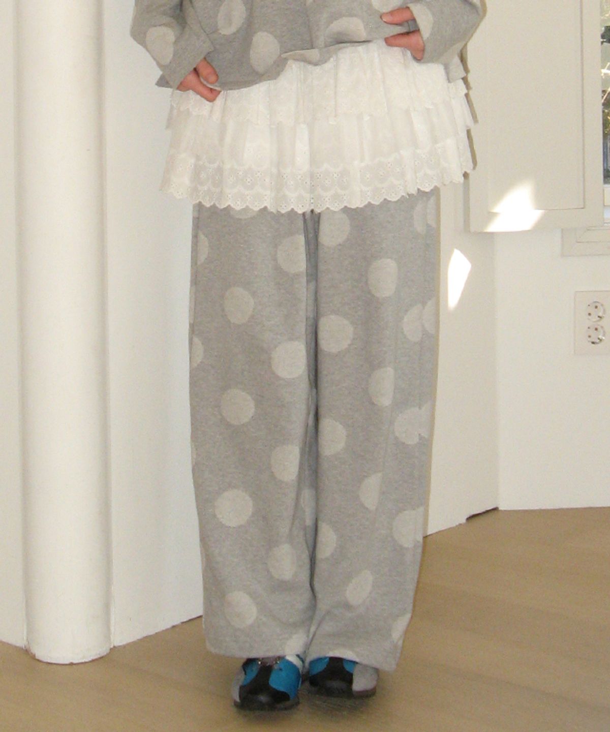 론론(RONRON) BIG DOT SWEAT JOGGER PANTS GREY