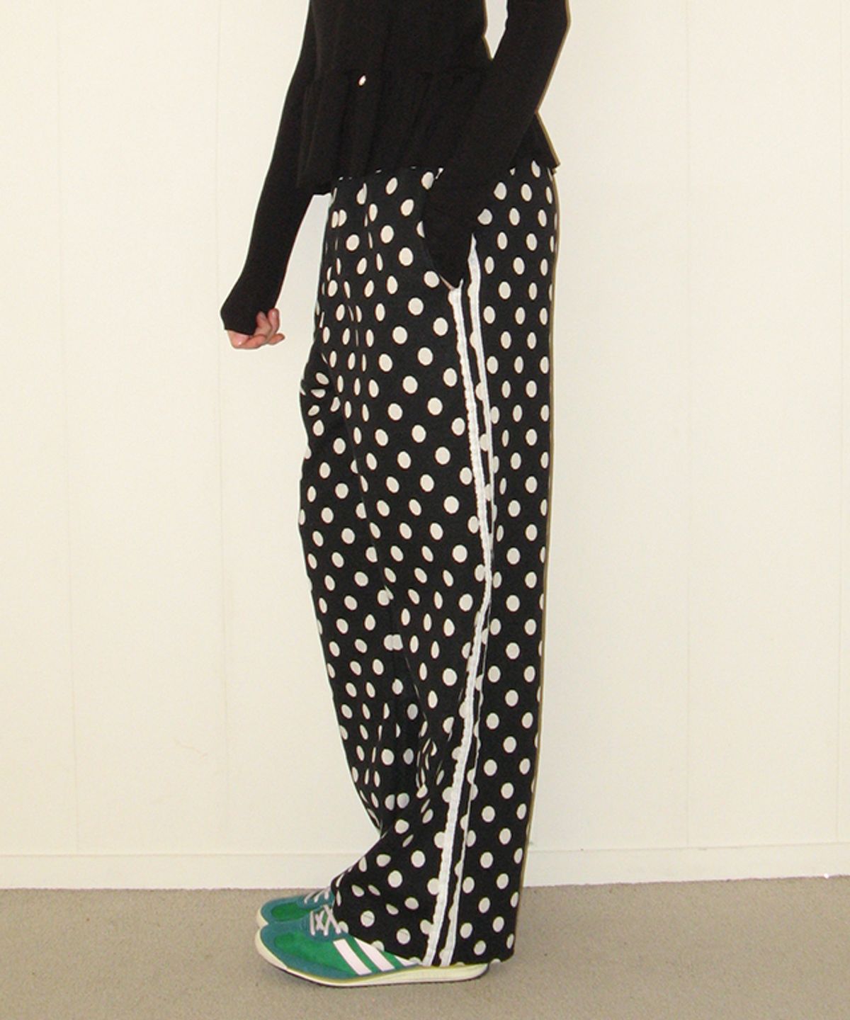 론론(RONRON) DOT LACE LINE SWEAT PANTS BLACK