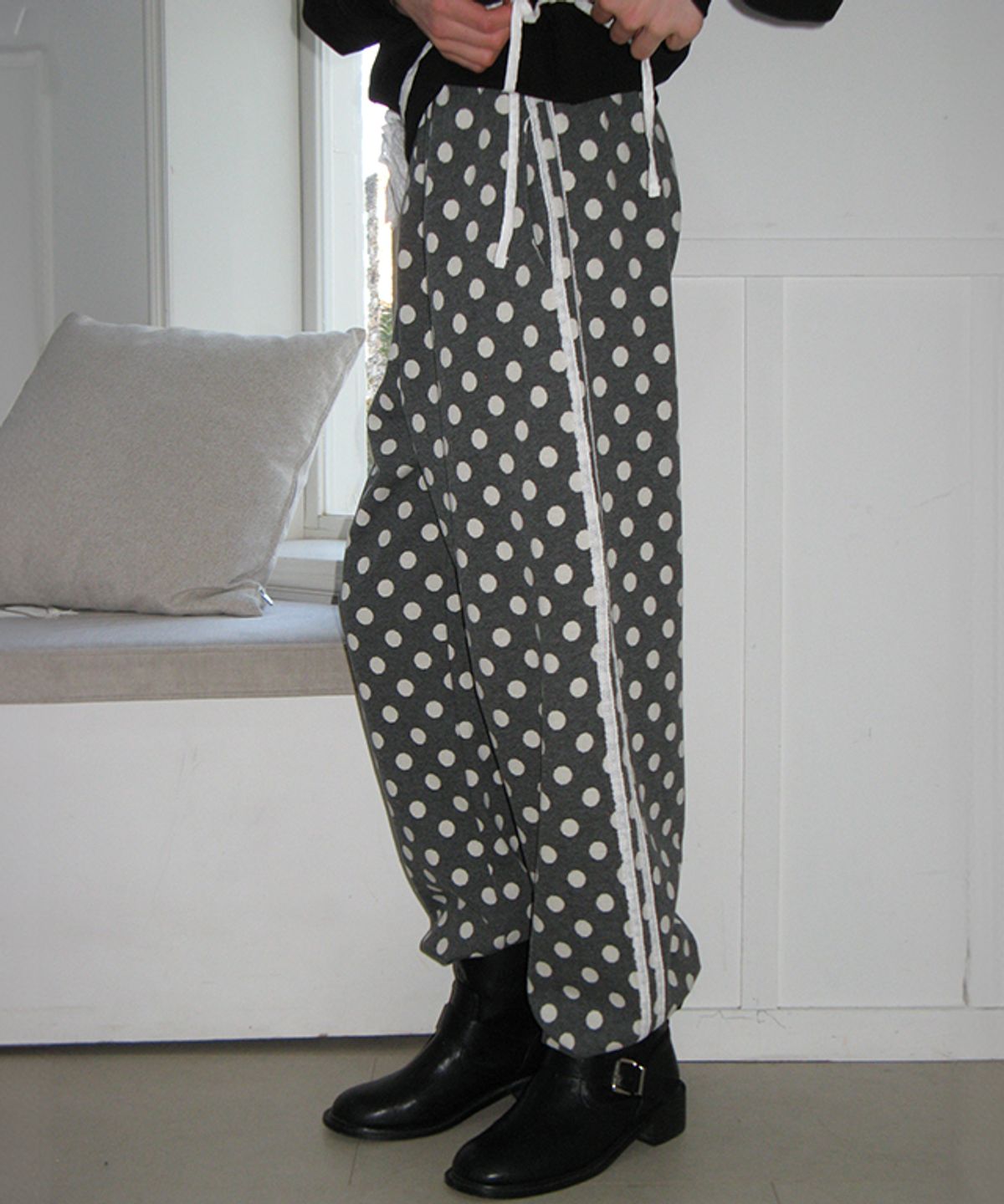 론론(RONRON) DOT LACE LINE SWEAT PANTS CHARCOAL