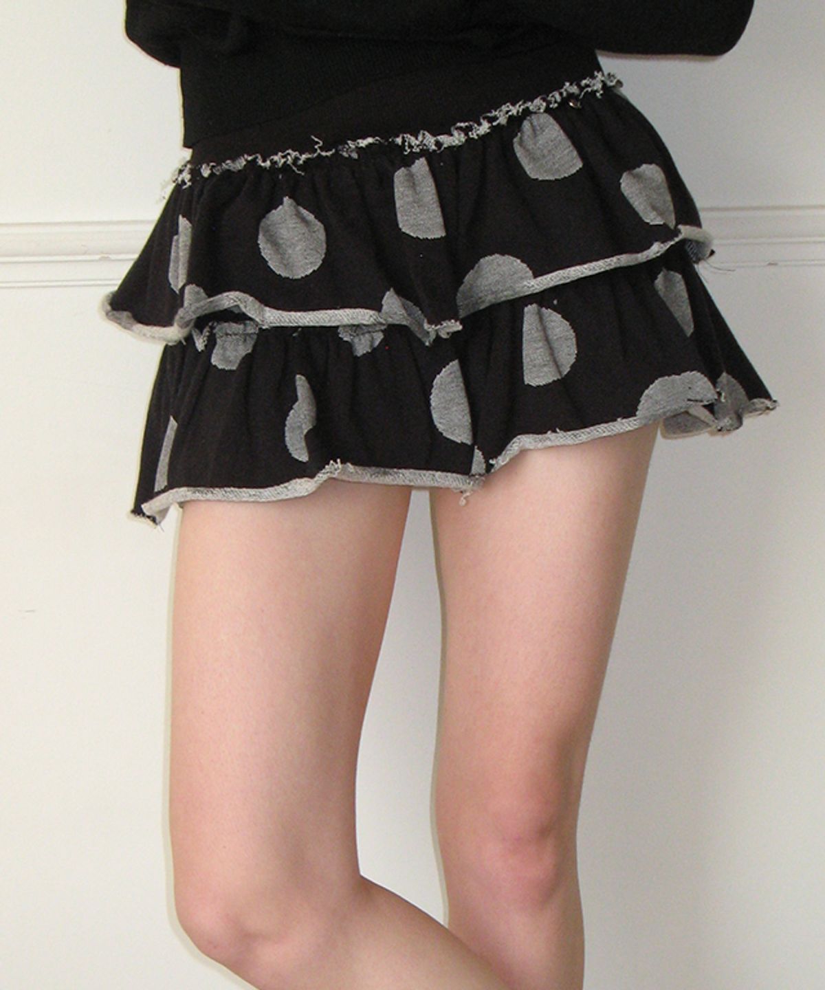 론론(RONRON) BIG DOT CANCAN RUFFLE PANTSKIRT BLACK