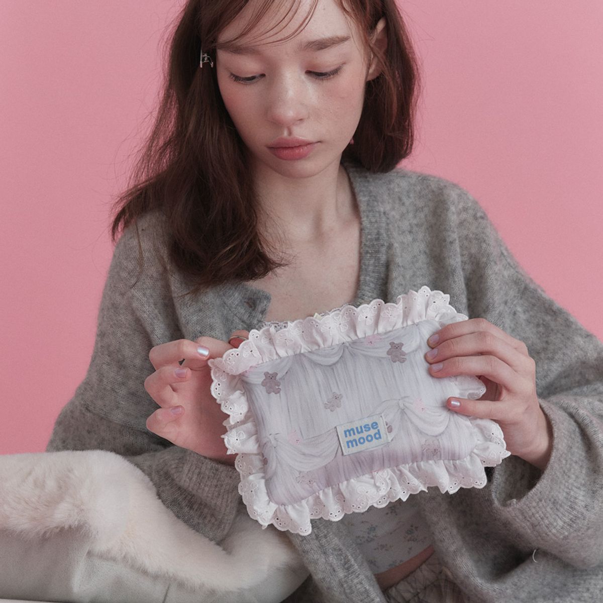 뮤즈무드(MUSEMOOD) grey curtain cushion pouch (파우치)