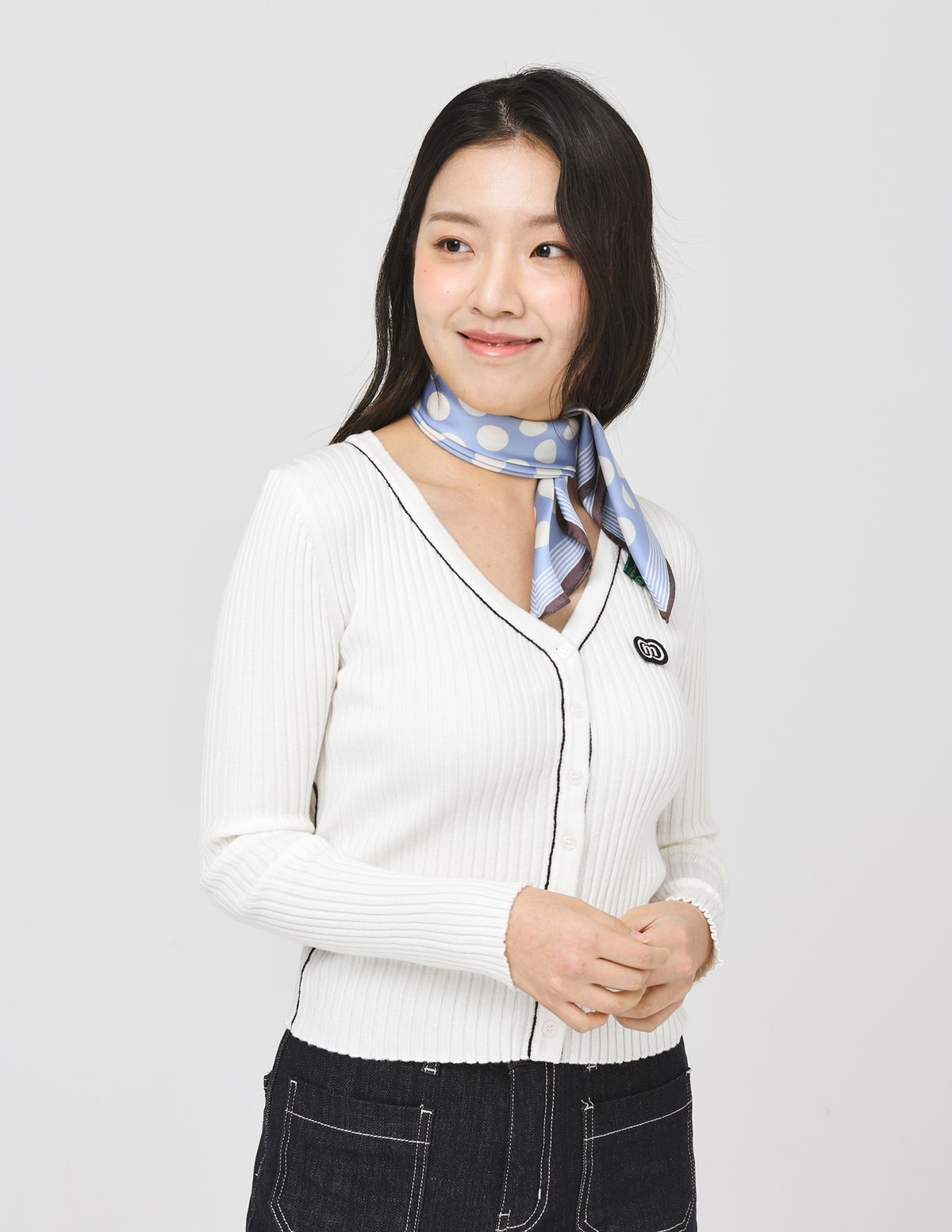 두유노우엠씨(DOYOUKNOWMC) 리브 조직 파이핑 배색 브이넥 밝은 아이보리 가디건