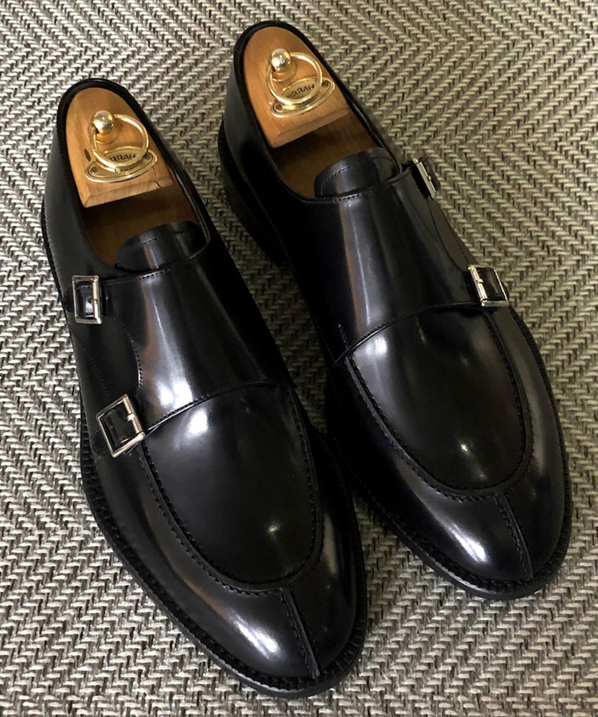 조앤슈(JOENSHOE) 벨라 유팁 실버버클 몽크스트랩 블랙