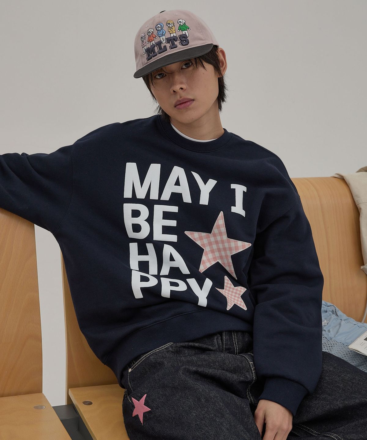 와이케이(WAIKEI) MAY I BE HAPPY 맨투맨 네이비