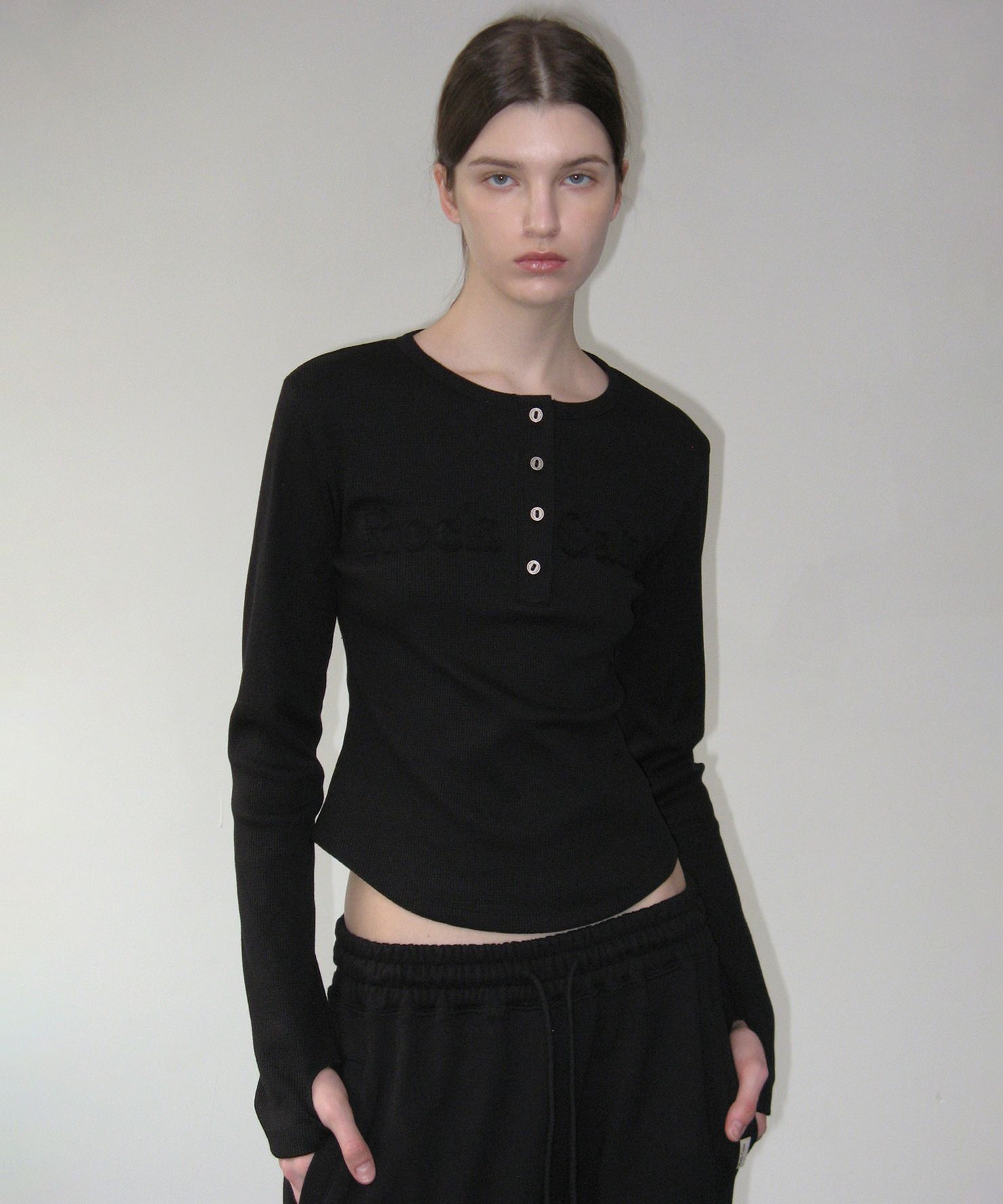 Tシャツ・カットソー ROCKCAKE Applique Logo Button Top Charcoal MUSINSA | ROCKCAKE Applique Logo Button Top - Black