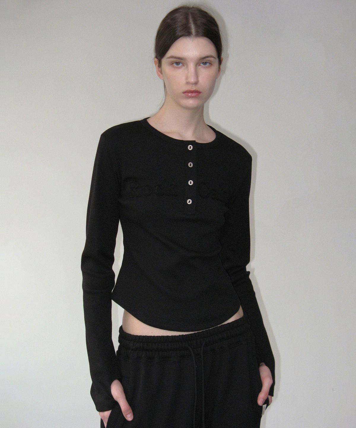 락케이크(ROCKCAKE) Applique Logo Button Top - Black