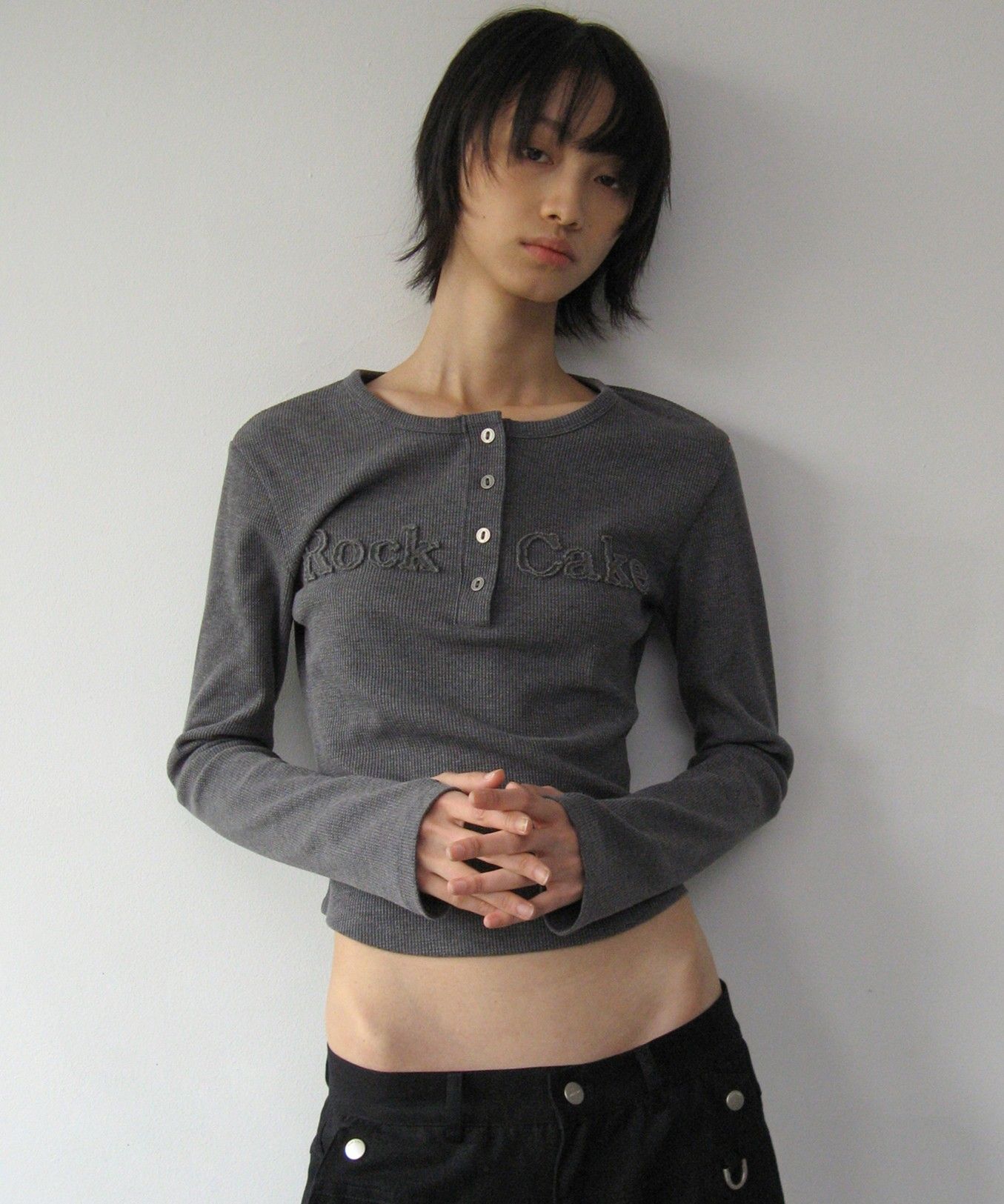 Tシャツ・カットソー ROCKCAKE Applique Logo Button Top Charcoal MUSINSA | ROCKCAKE Applique Logo Button Top - Charcoal