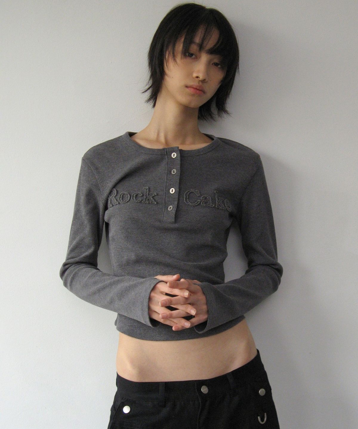 락케이크(ROCKCAKE) Applique Logo Button Top - Charcoal
