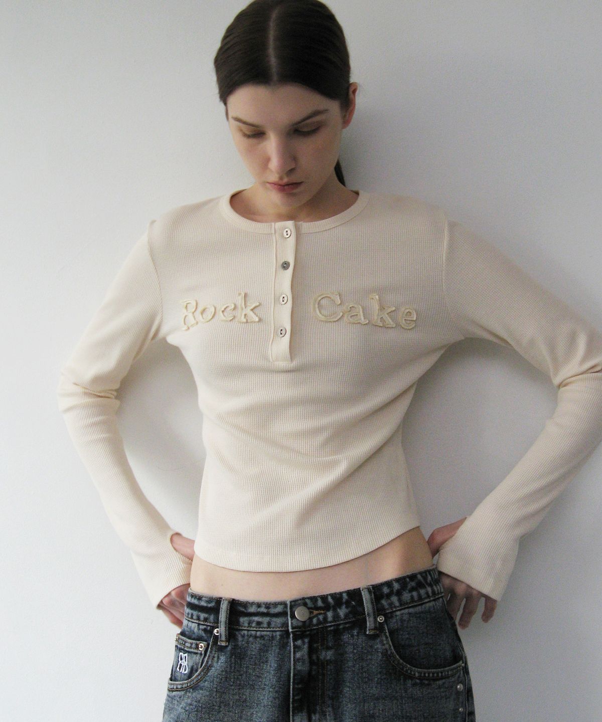 락케이크(ROCKCAKE) Applique Logo Button Top - Cream