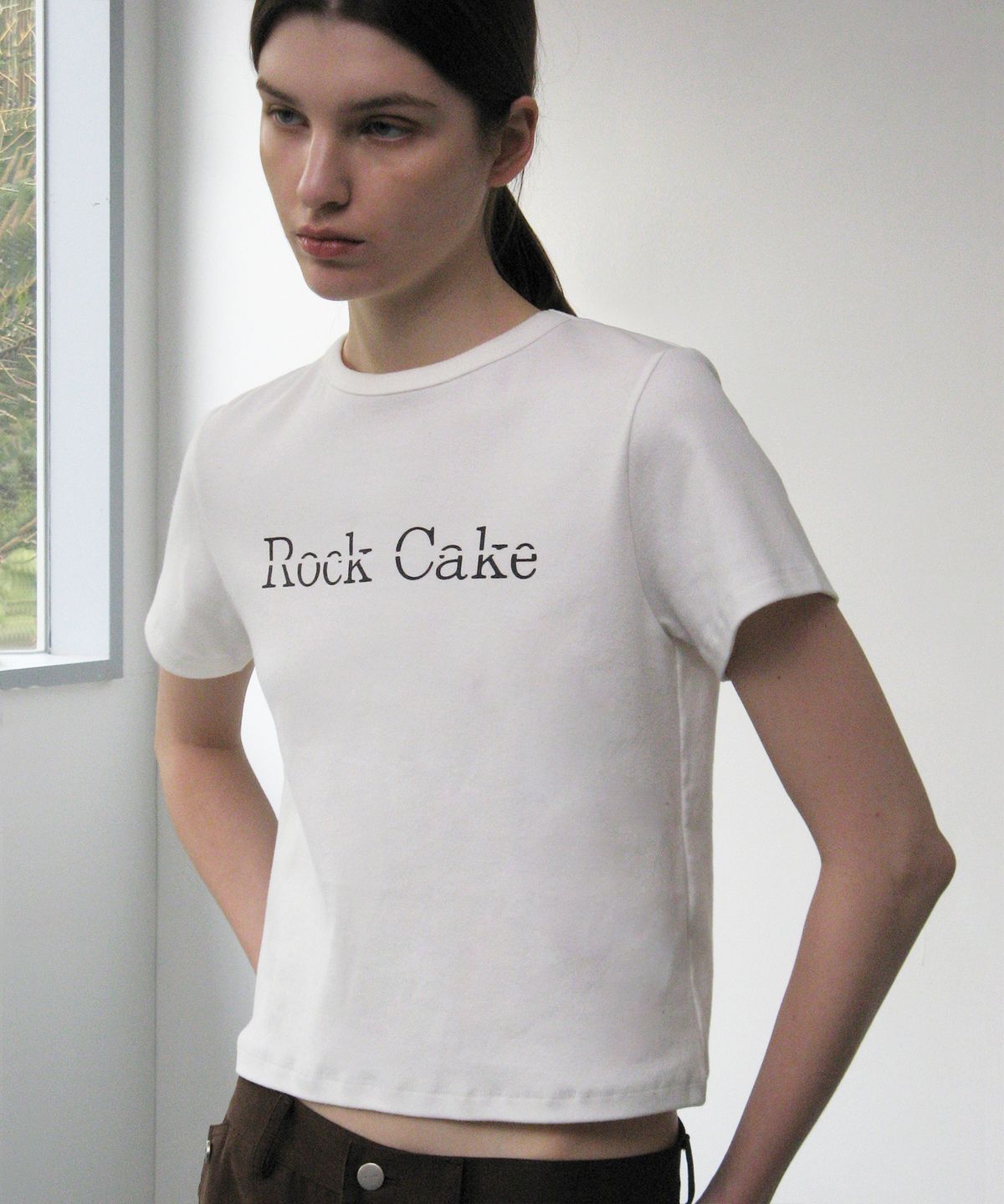 락케이크(ROCKCAKE) Basic Slit Logo Crop Top - White